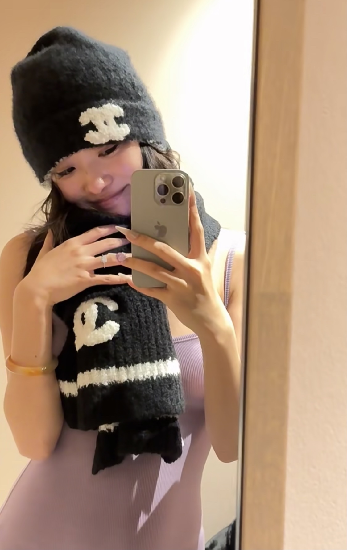 NO:182439,New Chanel counter [Xiaoxiang embroidered shawl] Beautiful [Tearing] The imperial palace-level top-quality new counter is on sale. Imported pure cashmere fashionable embroidered knitted wool scarf shawl is extremely beautiful. Really, the upper body is extremely skin-skin color, versatile, look at it yourself if you look good or not. Scarf size 30180cm, selected pure cashmere, the first choice for gift gifts is high-quality scarf, high-version scarf, chanel, shawls19860909上新香奈儿专柜新款【小香刺绣披肩】美翻了[流泪]御用殿堂级极品新款专柜在售 进口纯羊绒时尚绣花针织毛线围巾披肩美丽至极 真的 上身极为衬肤色 百搭 好看不好看自己看吧 围巾尺寸30180cm,精选纯羊绒,送礼首选佳品高版本围巾,高版本围巾,chanel,shawls,scarf