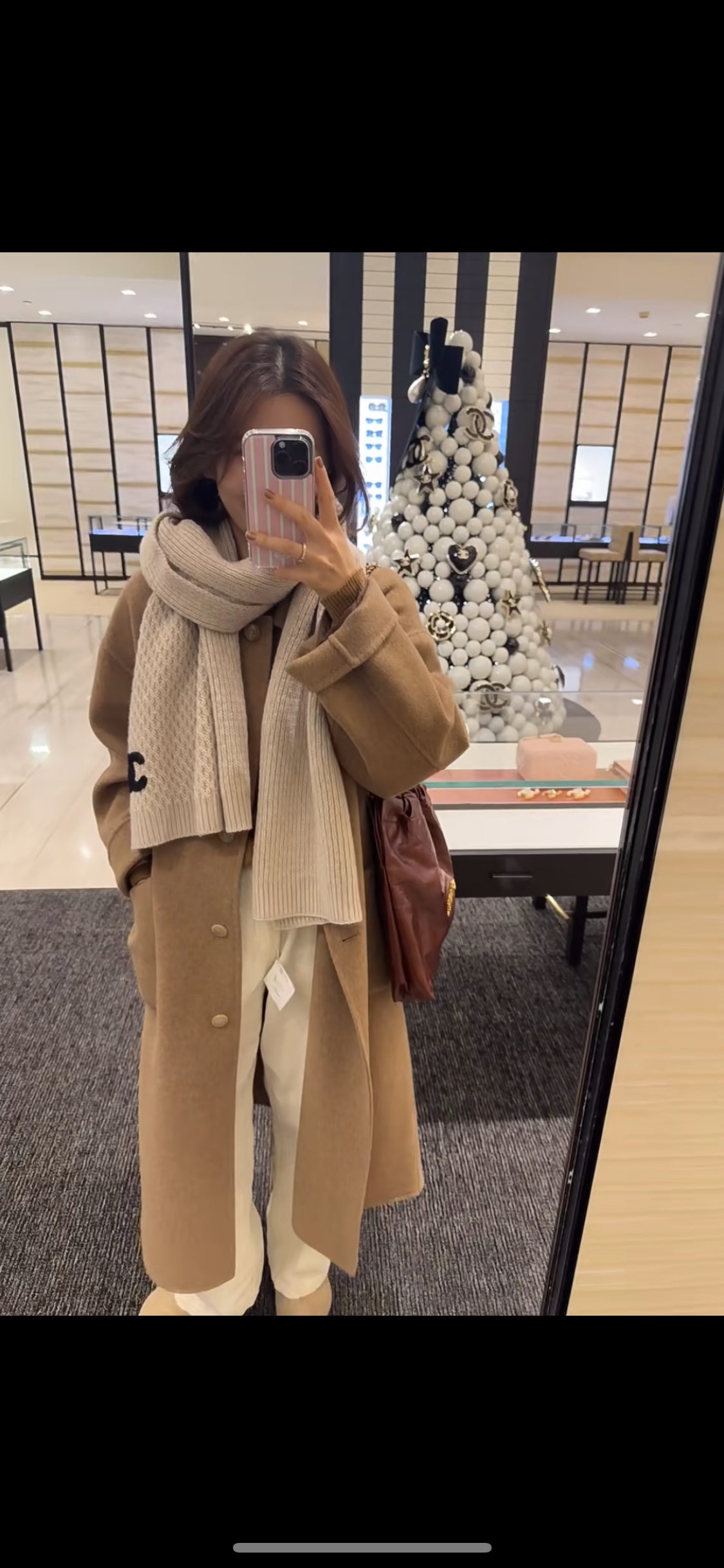 NO:184662,New Chanel counter [Xiaoxiang embroidered shawl] Beautiful [Tearing] The imperial palace-level top-quality new counter is on sale. Imported pure cashmere fashionable embroidered knitted wool scarf shawl is extremely beautiful. Really, the upper body is extremely skin-skin color, versatile, look at it yourself if you look good or not. Scarf size 35180cm, selected pure cashmere, the first choice for gift gifts is high-quality scarf, high-version scarf, chanel, shawls19860909上新香奈儿专柜新款【小香刺绣披肩】美翻了[流泪]御用殿堂级极品新款专柜在售 进口纯羊绒时尚绣花针织毛线围巾披肩美丽至极 真的 上身极为衬肤色 百搭 好看不好看自己看吧 围巾尺寸35180cm,精选纯羊绒,送礼首选佳品高版本围巾,高版本围巾,chanel,shawls,scarf