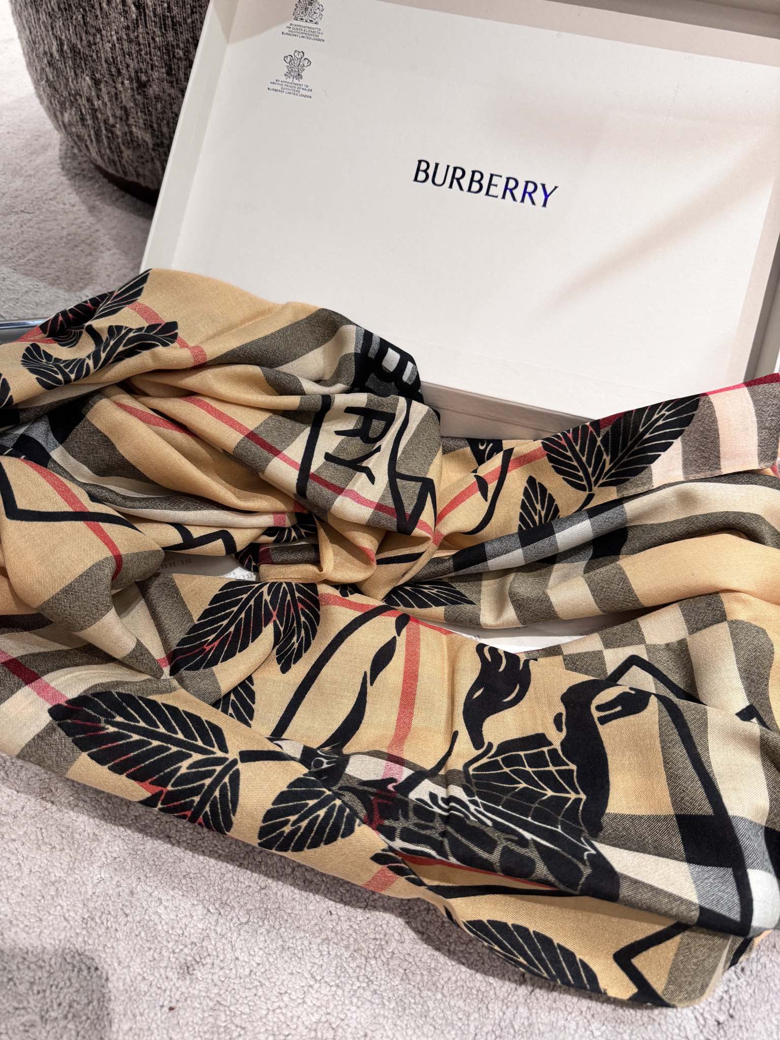 P巴宝莉专柜新款围巾披肩重磅来了专柜验货️burberry原单殿堂级皇室最新款️专柜在售16000+人手