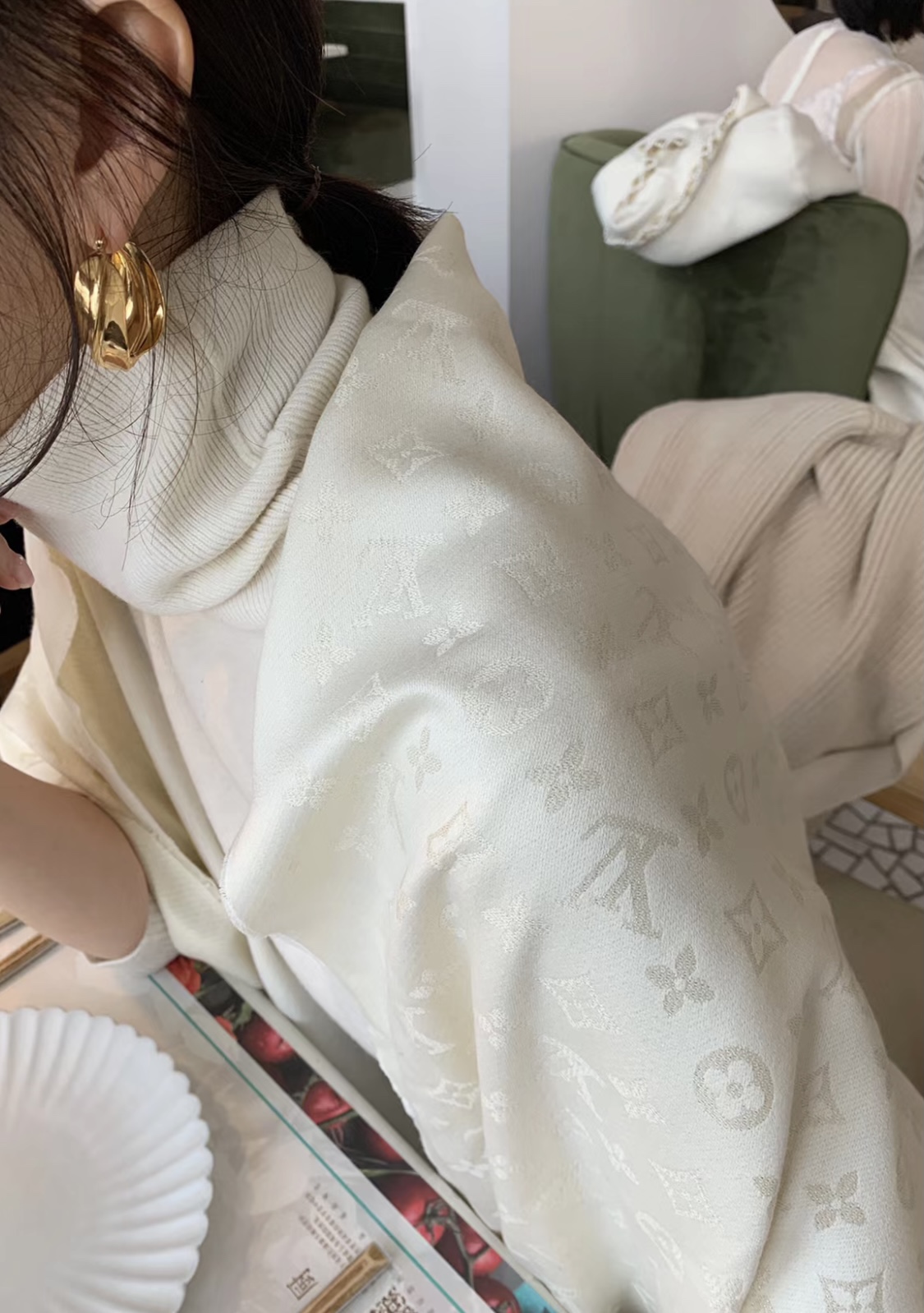 NO:182916,New color (white) L family members will lose one of the most classic Louis Vuitton uses dark-patterned jacquard technology to reinterpret Monogram patterns. The texture is soft and warm, bringing a pleasant and comfortable touch. The exquisite and elegant fabric makes the words Louis Vuitton Paris wear as you want. Classic and never fall behind 140*140cm high-version scarf, high-version scarf, louis vuitton, louis vuitton19860909新色（白色）L家人手必败一条最最经典款Louis Vuitton 采用暗纹提花技术重新演绎Monogram图案.质地柔软而又温暖,带来令人愉悦的舒适触感,精美雅致的面料令佩戴随心所欲饰有Louis Vuitton Paris的字样,经典而永不落伍140*140cm高版本围巾,高版本围巾,louis vuitton,louis vuitton,scarf