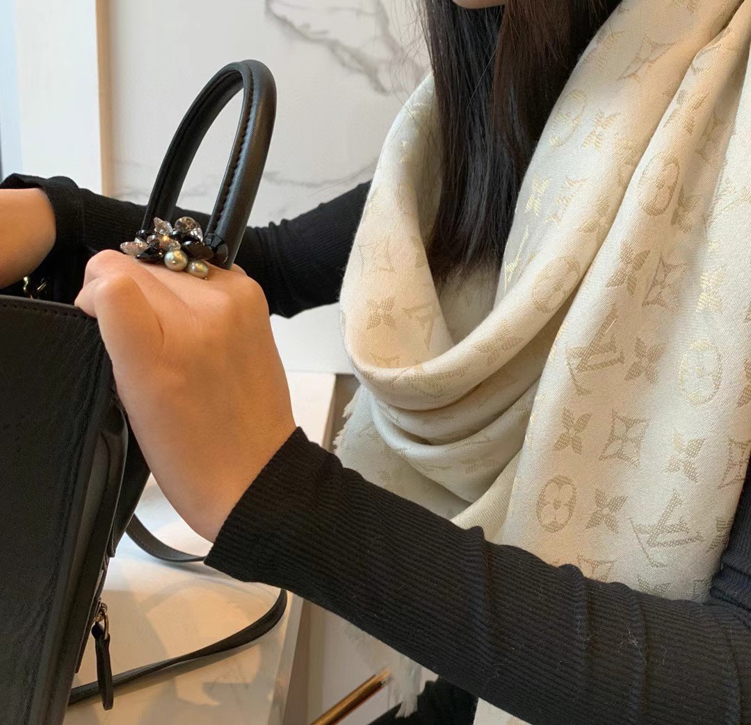 NO:182920,New color (platinum) L family members will lose one of the most classic Louis Vuitton uses dark-patterned jacquard technology to reinterpret Monogram patterns. The texture is soft and warm, bringing a pleasant and comfortable touch. The exquisite and elegant fabric makes the words Louis Vuitton Paris wear as you want. Classic and never fall behind 140*140cm high-version scarf, high-version scarf, louis vuitton, louis vuitton19860909新色（白金）L家人手必败一条最最经典款Louis Vuitton 采用暗纹提花技术重新演绎Monogram图案.质地柔软而又温暖,带来令人愉悦的舒适触感,精美雅致的面料令佩戴随心所欲饰有Louis Vuitton Paris的字样,经典而永不落伍140*140cm高版本围巾,高版本围巾,louis vuitton,louis vuitton,scarf