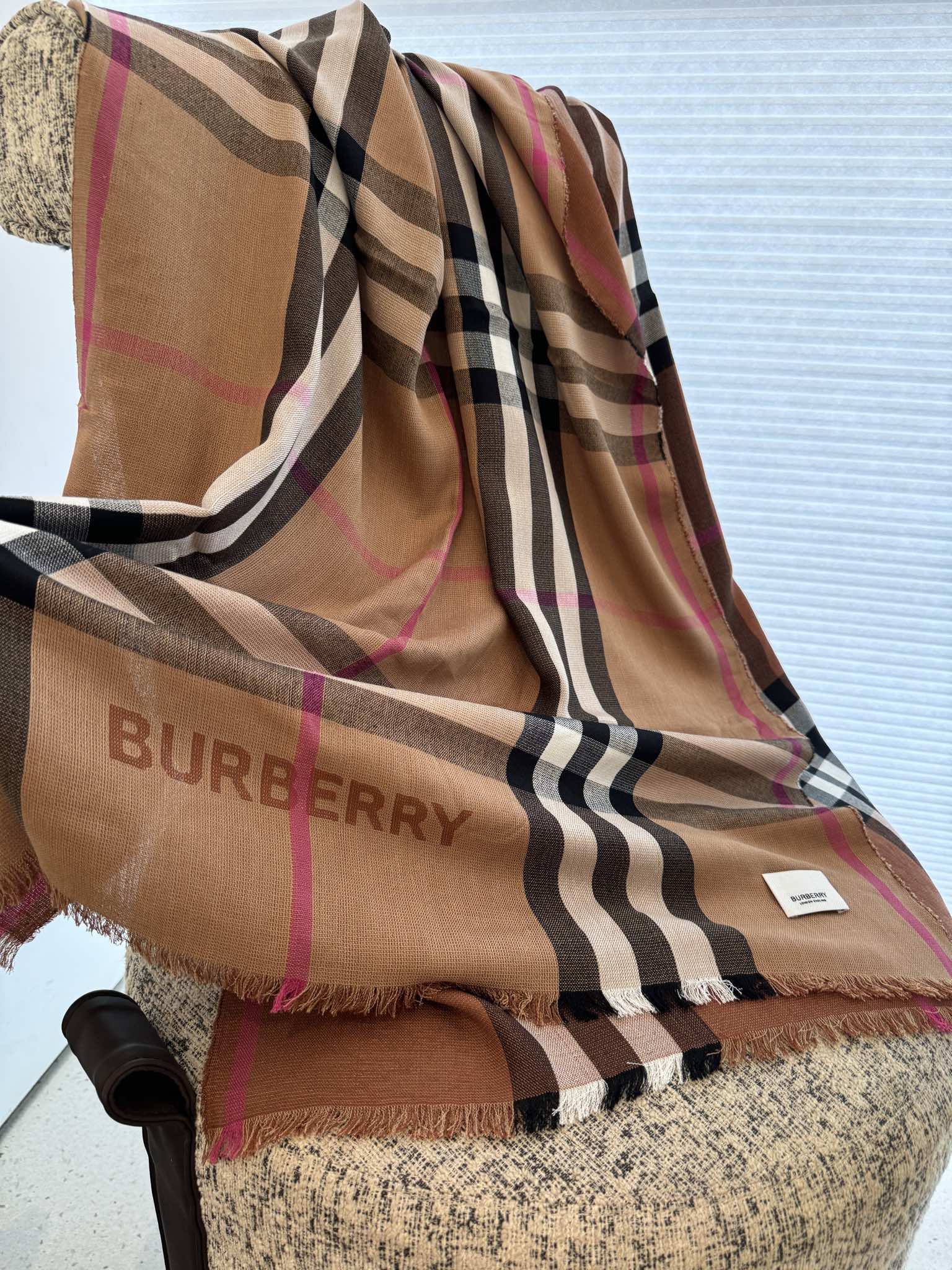 PBURBERRY家经典格！2024年最值得入超值版老友闭眼入！一条围巾两条的快乐！！！经典格经典配色这