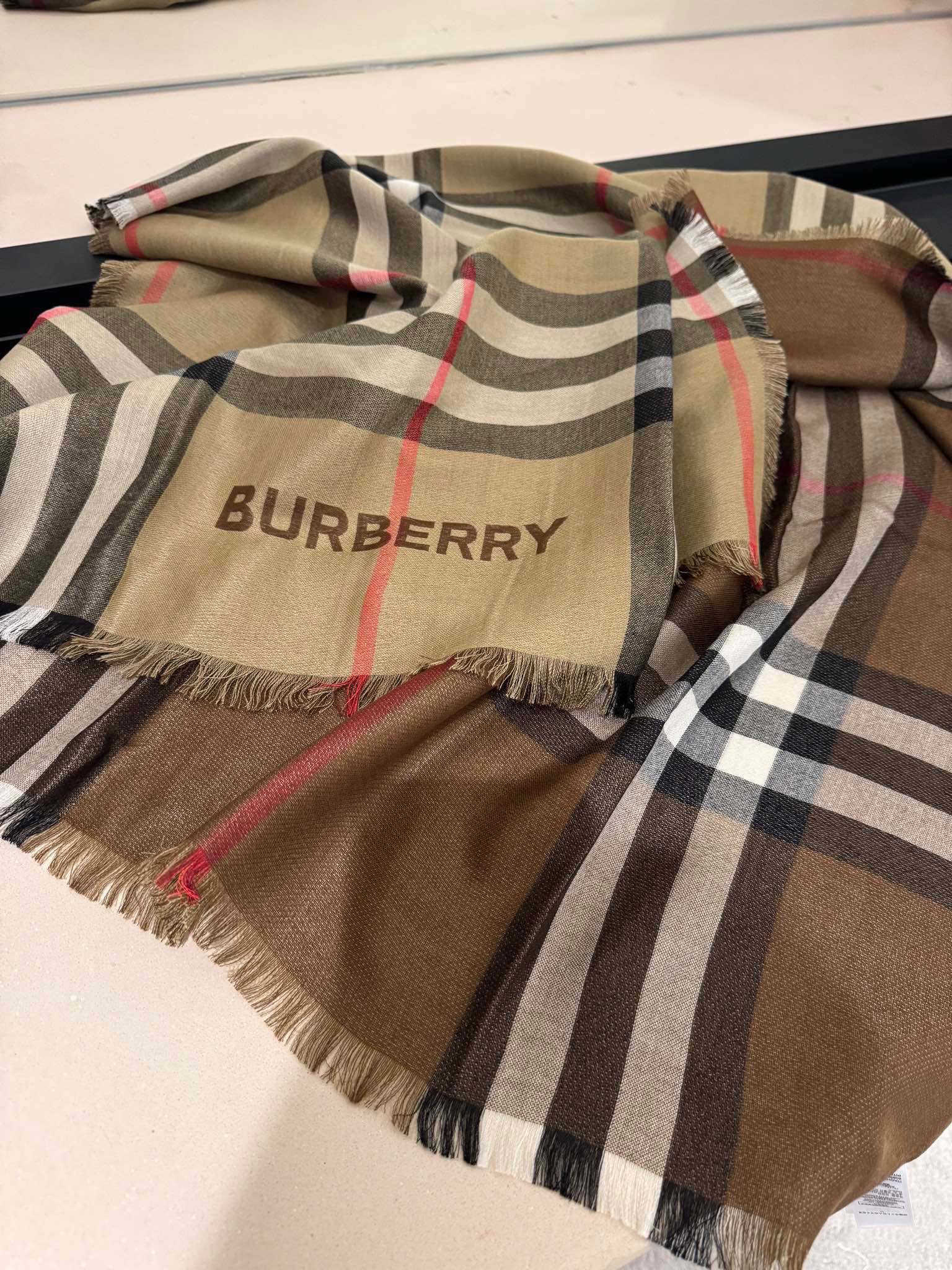 P高版本BURBERRY家经典格！2024年最值得入超值版老友闭眼入！一条围巾两条的快乐！！！经典格经典