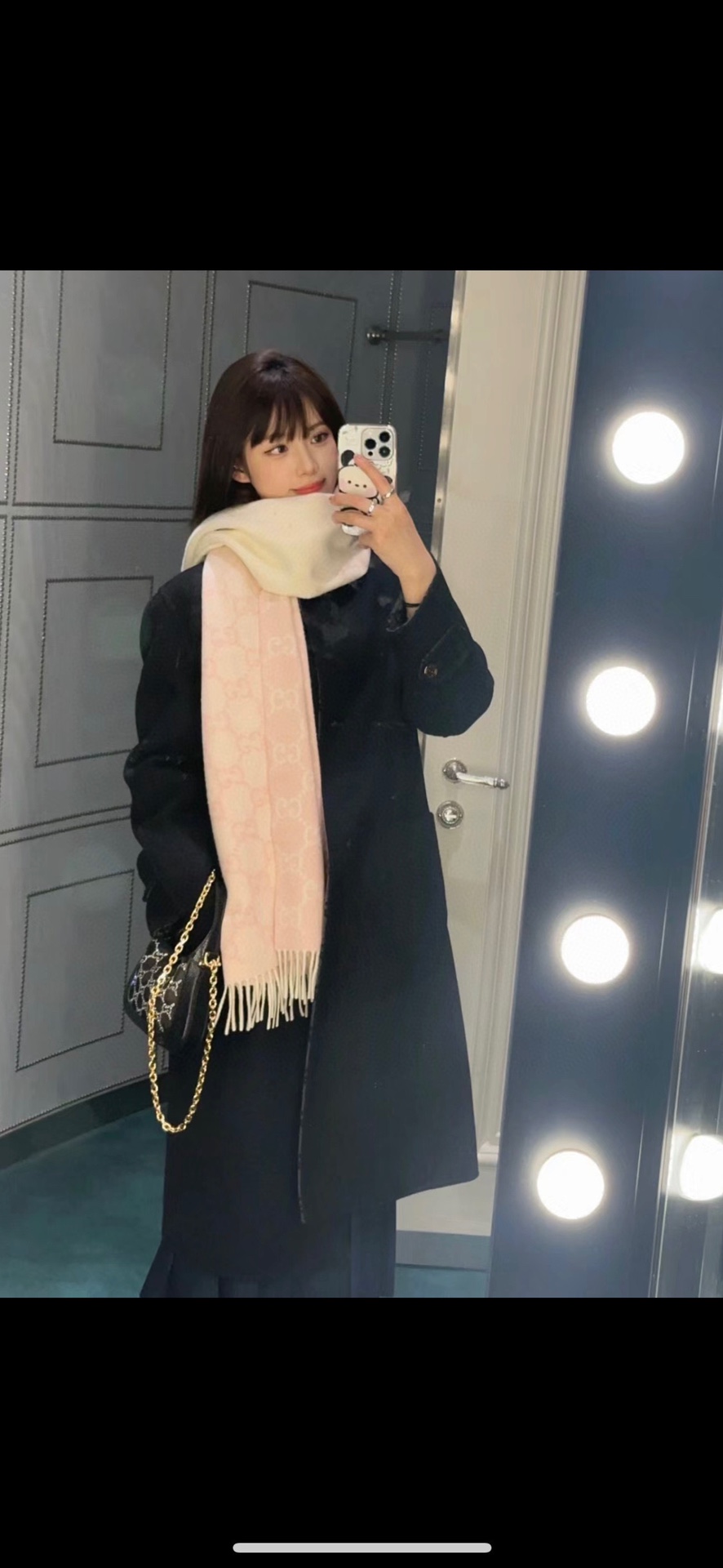 NO:178253,GUCCI (Gucci) perfect gradient!  The latest double-sided dual-purpose scarf!  All kinds of dressing styles can collide with her to create a different upper body effect!  As the representative traditional essence of Gucci, the GG logo has always been closely related to the series. It is innovative in a modern way full of novelty and presents extraordinary levels, style and design. The GG pattern on this scarf has been reinterpreted. Cashmere 47*200 high-version scarf, high-version scarf, gucci19860909GUCCI（古奇）完美渐变！最新双面两用围 巾！各种穿衣风格都可以和她碰撞出别样的上身 效果！GG标识作为Gucci颇具代表性的传统精 髓,始终与系列密不可分,以饱含新意的现代方 式推陈出新,呈现不同凡响的层次、风格和设 计.这款围巾上的GG图案经过重新演绎 羊绒47＊200 高版本围巾,高版本围巾,gucci,scarf