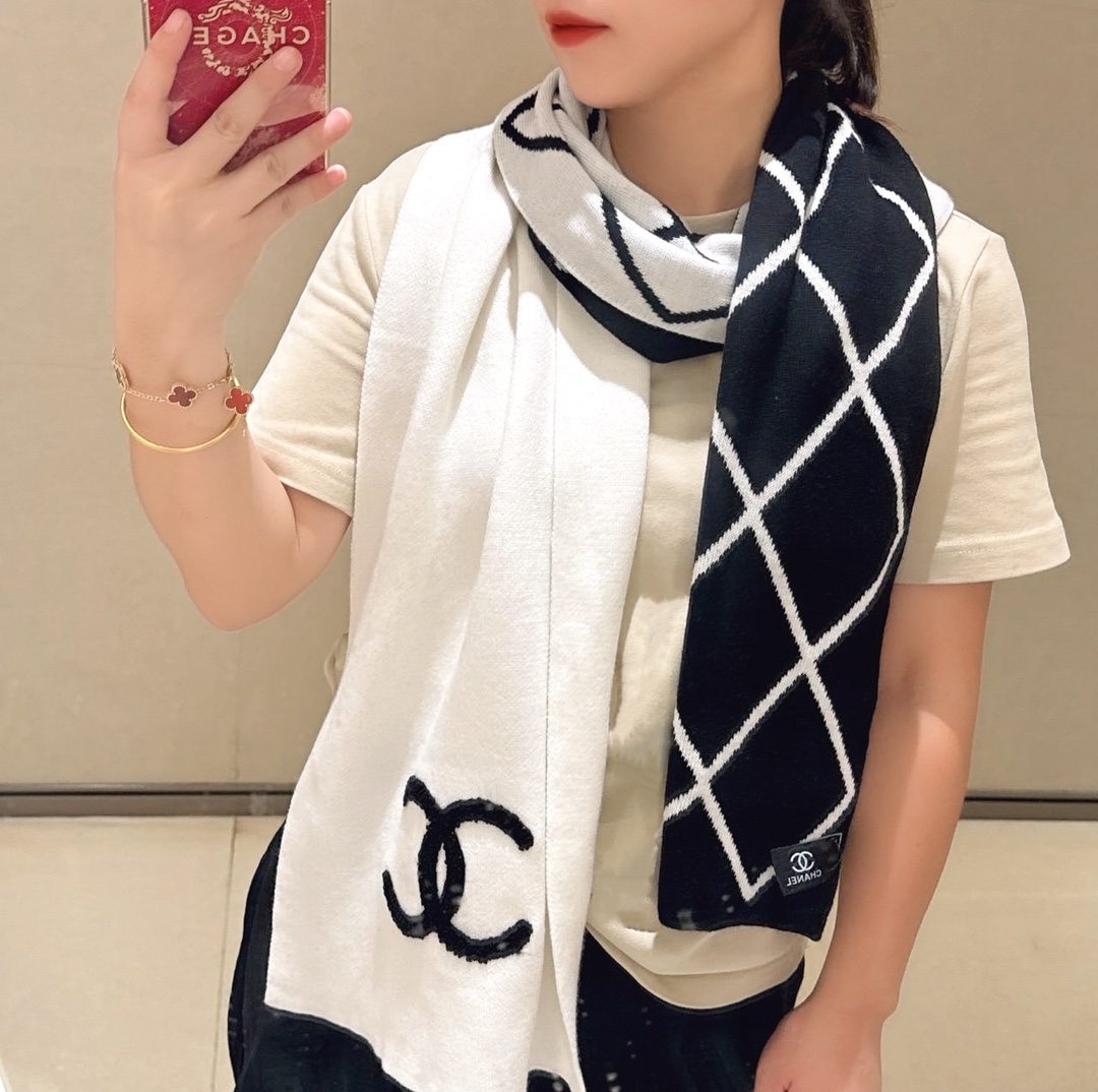 NO:178258,The upgraded model is here. The new Chanel counter model [Xiaoxiang embroidered shawl] is beautiful [Tearing] The imperial palace-level top-quality new counter is on sale. The imported pure cashmere fashionable embroidered knitted wool scarf shawl is extremely beautiful. Really, the upper body is extremely skin-skin color. It is versatile. Look at it yourself. The scarf size is 35cm, the selection of pure cashmere, the first choice for gifts is high-quality scarf, the high-end scarf, the chanel, shawls19860909升级款来啦香奈儿专柜新款【小香刺绣披肩】美翻了[流泪]御用殿堂级极品新款专柜在售 进口纯羊绒时尚绣花针织毛线围巾披肩美丽至极 真的 上身极为衬肤色 百搭 好看不好看自己看吧 围巾尺寸35cm,精选纯羊绒,送礼首选佳品高版本围巾,高版本围巾,chanel,shawls,scarf