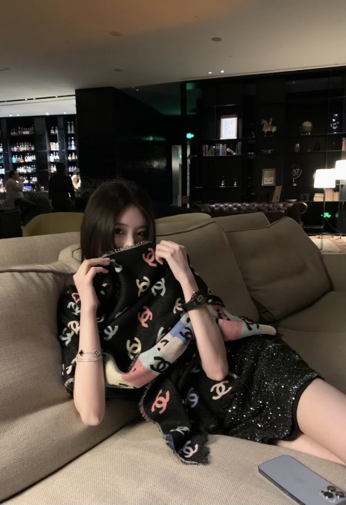 NO:178262,Chenel24c's most beautiful scarf, the feel is softer than imagined, both sides are excellent, the black side is the base color with thin glitter, the color side is the logo with thin glitter, both sides are excellent ~ Compared to the same, the love is always the fragrance of these details~ The black and white are worn out, the color is very fragrant, the size *70 high-version scarf, high-version scarf19860909chenel24c最美围巾 手感比想象中柔软～两面都很优秀,黑色一面是底色带细闪,彩色一面是logo带细闪,两面都很优秀～比起千篇一律,爱的永远是香香的这些细节～黑白腻了,来条彩色很香 尺寸*70高版本围巾,高版本围巾,scarf