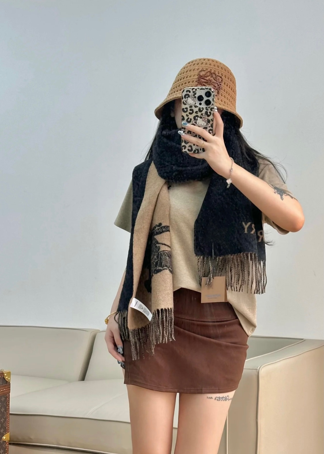 NO:178266,Burberry double color combination, double-sided jacquard cashmere scarf, the latest autumn and winter style, queue up for buying in counter, absolutely excellent upper body effect, double-sided cashmere is extremely thick, heavy, super warm, two-color splicing, better layering, suitable for both men and women, specifications 40* high-end scarf, high-end scarf, burberry19860909巴宝莉双拼色 双面提花羊绒围巾 秋冬最新款 专柜排队买 绝对的上身效果极佳 ,双面羊绒厚实无比,大克重 超级保暖 双色拼接 层次感更好 男女均适用 规格40*高版本围巾,高版本围巾,burberry,scarf