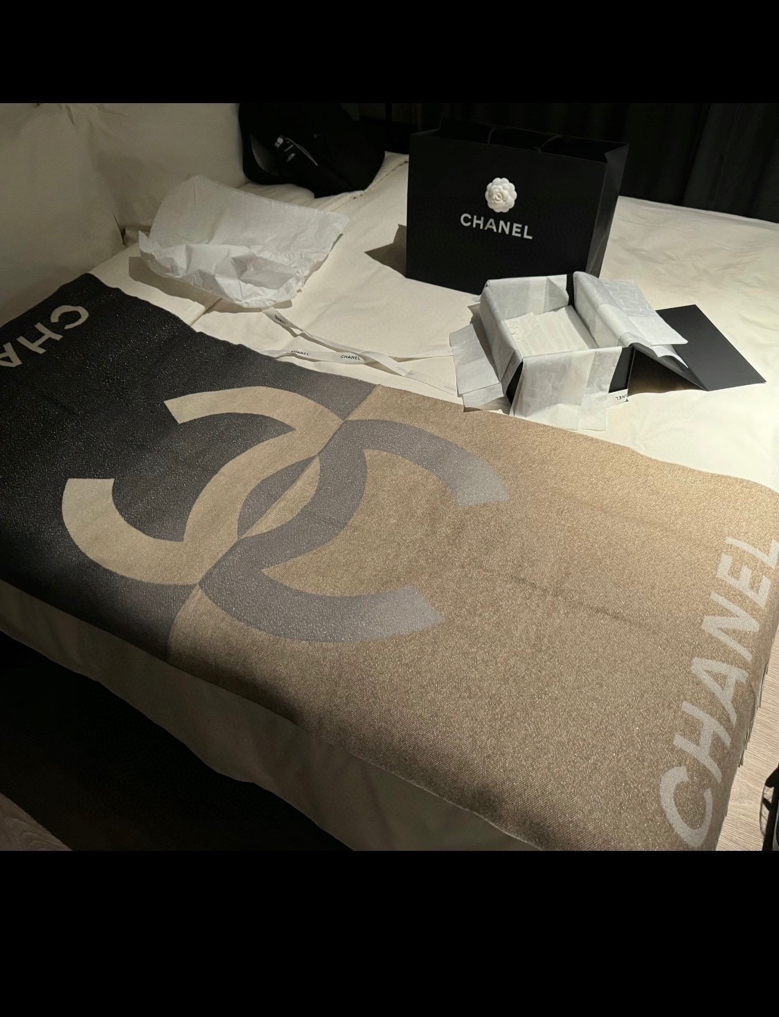 NO:179029,The new color-blocked cashmere shawl of fragrant grandma, which is directly released in Europe, genuine and authentic orders... Come with the big product, without too many bad words, it is the best Chanel in the world. The cashmere is extremely soft, and the upper body will know its beauty, full of big brand style. The classic color-blocked logo jacquard style, F-products can't imitate... The appearance method that never goes wrong, even if it is like this for many years, TA's high-end and elegant has been fully demonstrated by the designer, beautiful and fascinating, and the best-quality elite master-level fashionable shawl This Chanel style is really loved by the real thing, the more you look at it, the more fashionable it looks, the more you like it, the more you look at it, the more you like it, the more you look at it, the more you like it, the more you look at it, the more you like it, the more you feel, the more you feel, the more you feel, the more you are, the more you feel, the more you are, the more you look at it, the more you look at it, the more you feel, the more you feel, the more you feel, the more you are invincible, the beautiful look is not to be wanted, it is really invincible and comfortable to hold it in your hand, the price of cashmere, the specifications, 70*200cm!  High-version scarf, high-version scarf, chanel,shawls19860909香奶奶尾单新款拼色羊绒披肩,直接出欧洲的,正儿八经的正品订单…和大货一起出来,不用多流弊的文字,它是全世界最好的Chanel,羊绒柔软至极,上身才会知道它的美,大牌范十足.经典拼色logo提花风格,F货根本仿不来哦…永远不出错的出场方式,既使再过多少年都是如此,TA的高级与优雅,被设计师发挥到淋漓尽致,美得令人心醉神往,永不过时极品精英高手级别的时髦感披肩这款Chanel的款,实物真的越看越爱,越看越时髦,越看越喜欢,非常有份量和垂感,无敌无敌好造型美的不要不要的,握在手里真的无敌舒适代购价,客供羊绒,规格,70*200cm！高版本围巾,高版本围巾,chanel,shawls,scarf