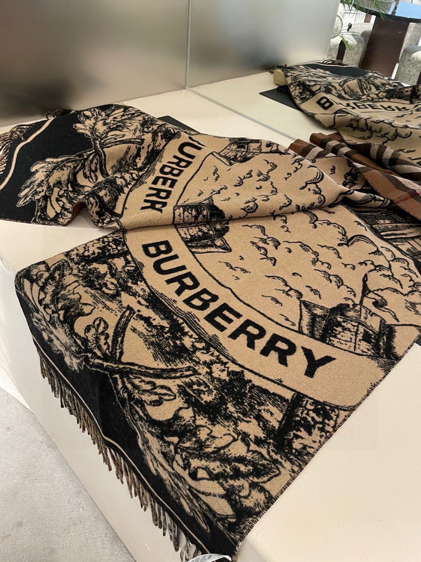 PBurberry匠心巨作经典大格双面提花羊绒围巾完全等于2条围巾️品牌首席创意总监RiccardoTi