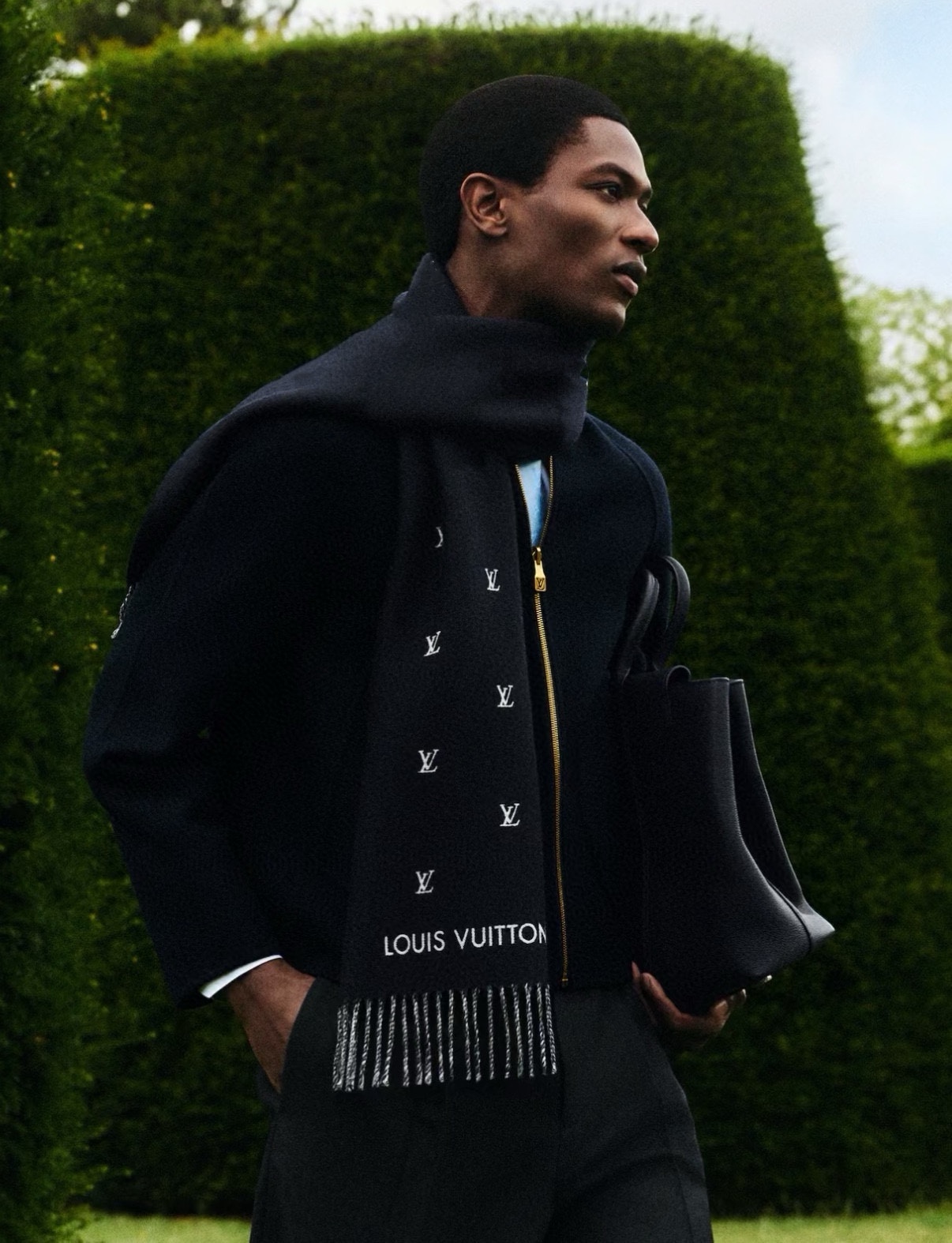 NO:187061,LV new style · All About Monogram scarf is eye-catching and enlarged classic Monogram pattern, showing the trendy style and comfort style. Delicate wool embellishes Louis Vuitton logo and tassel trim, warm in the winter season. 34 x 196 cm (height x length) 180 x 34 cm (excluding tassels) wool high-version scarf, high-version scarf, louis vuitton, louis vuitton19860909LV新款 · All About Monogram 围巾瞩目放大经典 Monogram 图案,彰显潮流格调和舒朗风范.细腻绵羊毛点缀路易威登标识和流苏饰边,于凛冬时节围裹融融暖意. 34 x 196 厘米 (高 x 长度) 180 x 34 厘米（不含流苏） 绵羊毛高版本围巾,高版本围巾,louis vuitton,louis vuitton,scarf