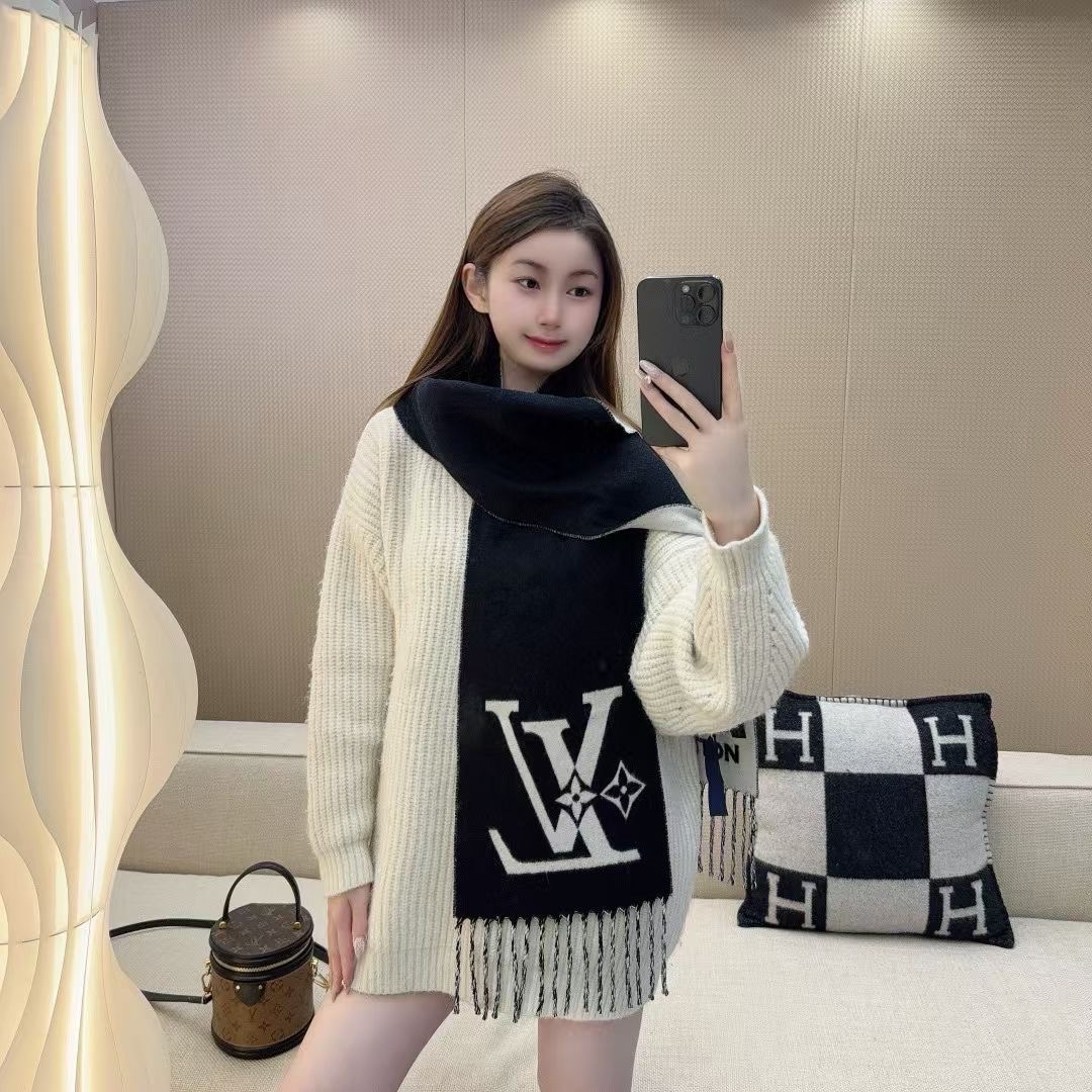 NO:187096,The LV Graphic Dual scarf is made of soft fur and honest blend, and cuts out a wide size with a bright two-color design. The Monogram flowers and Louis Vuitton logo are turned on. It looks so beautiful, and then adds a gorgeous texture with a slender tassel trim. The mixed plush wraps comfortably and warmly, without fear of the cold wind in the middle of winter. The design feels younger and 192x30 (excluding tassels) jacquard pattern tassel trim high-version scarf, high-version scarf, louis vuitton, louis vuitton19860909LV Graphic Dual围巾采用舒软毛诚信混纺裁出宽幅尺寸,以鲜明双色设计烘托LV字母,翻转即现Monogram花卉和路易威登标识,太好看了 ,再以纤长流苏饰边增添华美质感. 混毛绒围裹舒适暖意,无惧隆冬时节的寒风侵袭.设计感觉偏年轻化了尺寸192x30（不含流苏）提花图案流苏饰边高版本围巾,高版本围巾,louis vuitton,louis vuitton,scarf