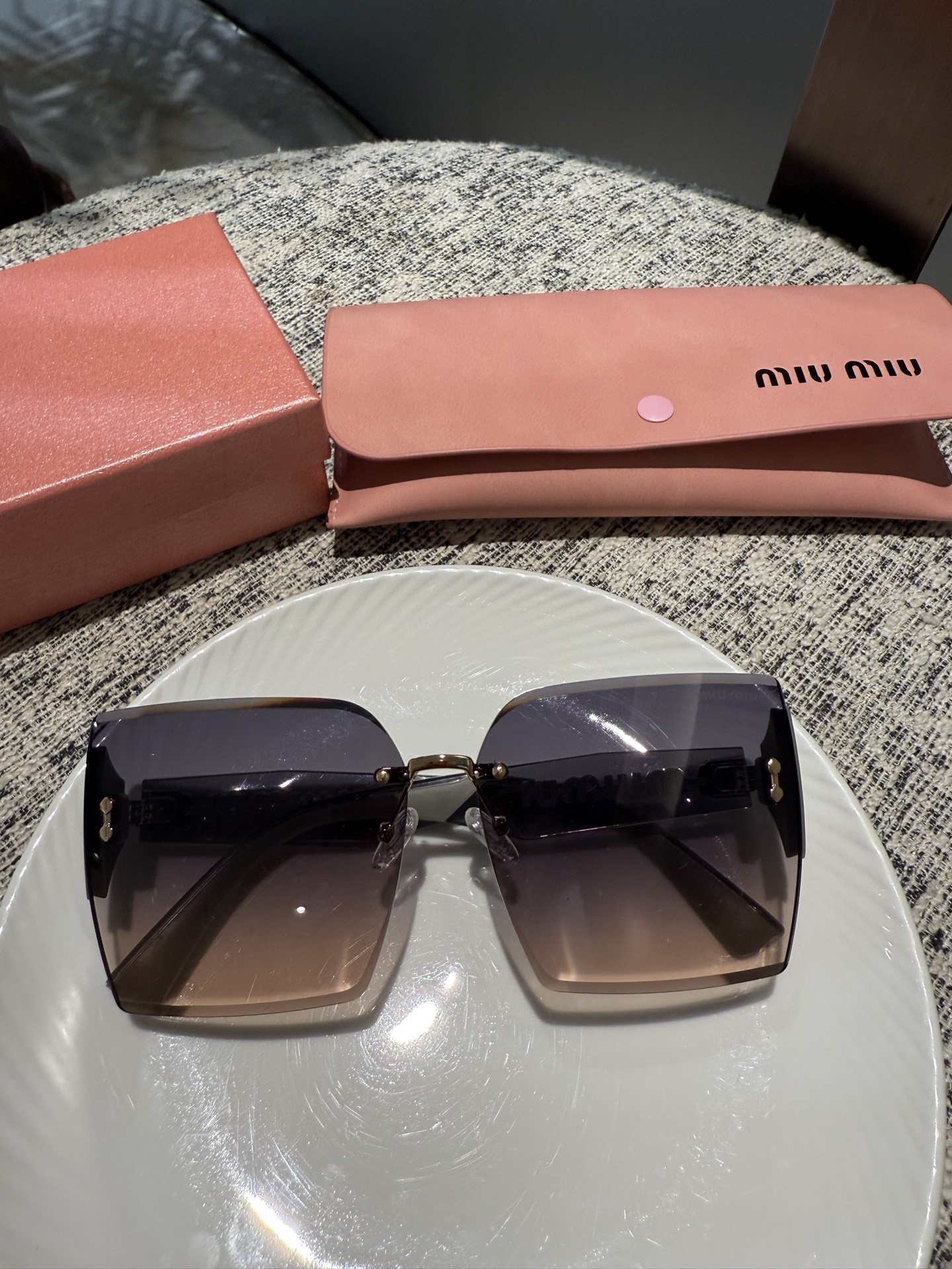 Pmiumiu【tr偏光系列】
2025新款偏光太阳镜 款式多 。
经典的方框设计，不挑脸型，无论搭配大