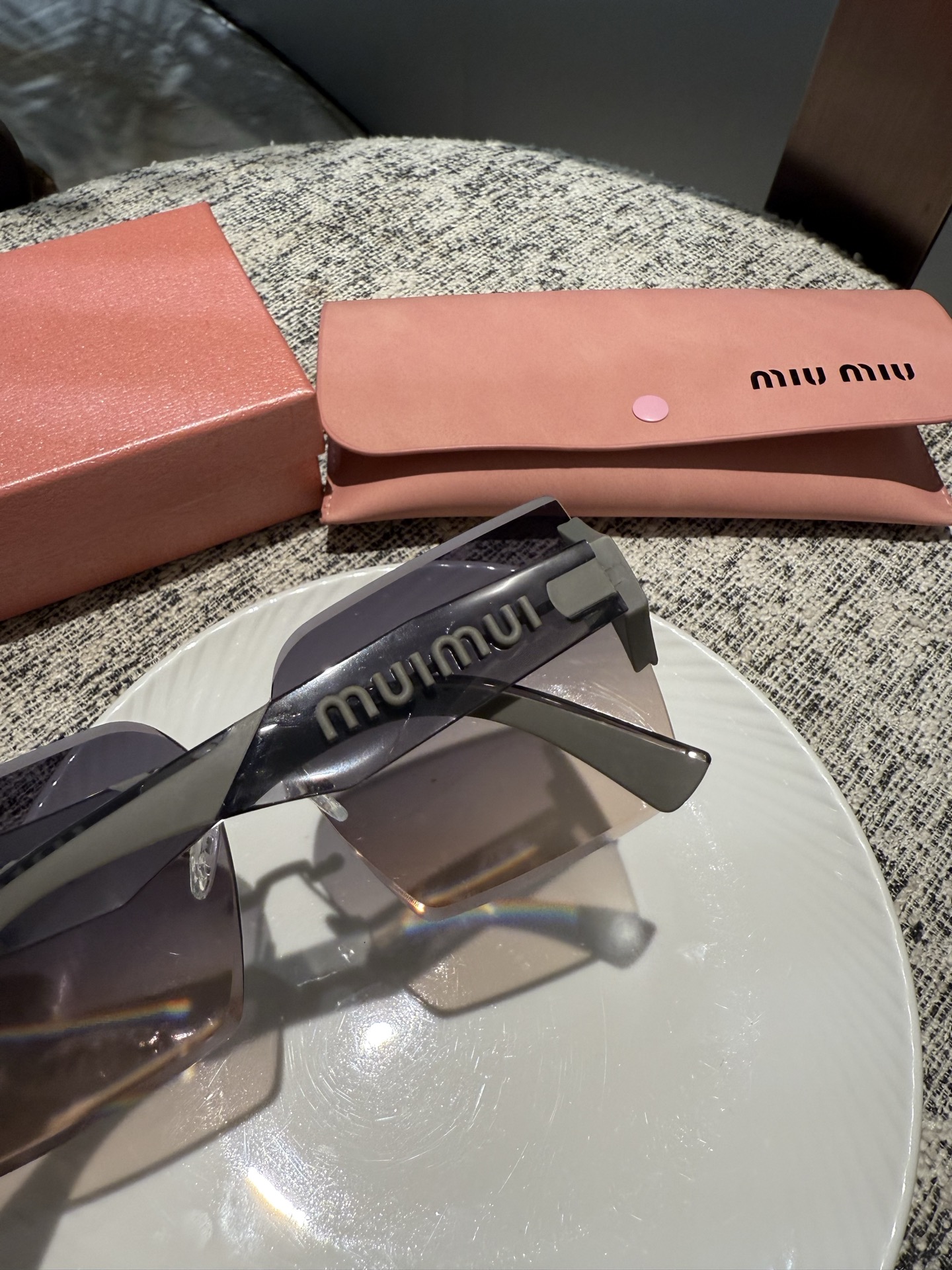 Pmiumiu【tr偏光系列】
2025新款偏光太阳镜 款式多 。
经典的方框设计，不挑脸型，无论搭配大