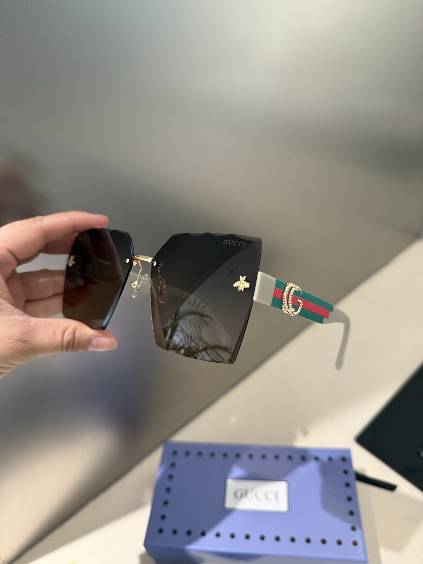 💰135💰Gucci【偏光系列】
2025新款偏光太阳镜 款式多 。
经典的方框设计，不挑脸型，无论搭配