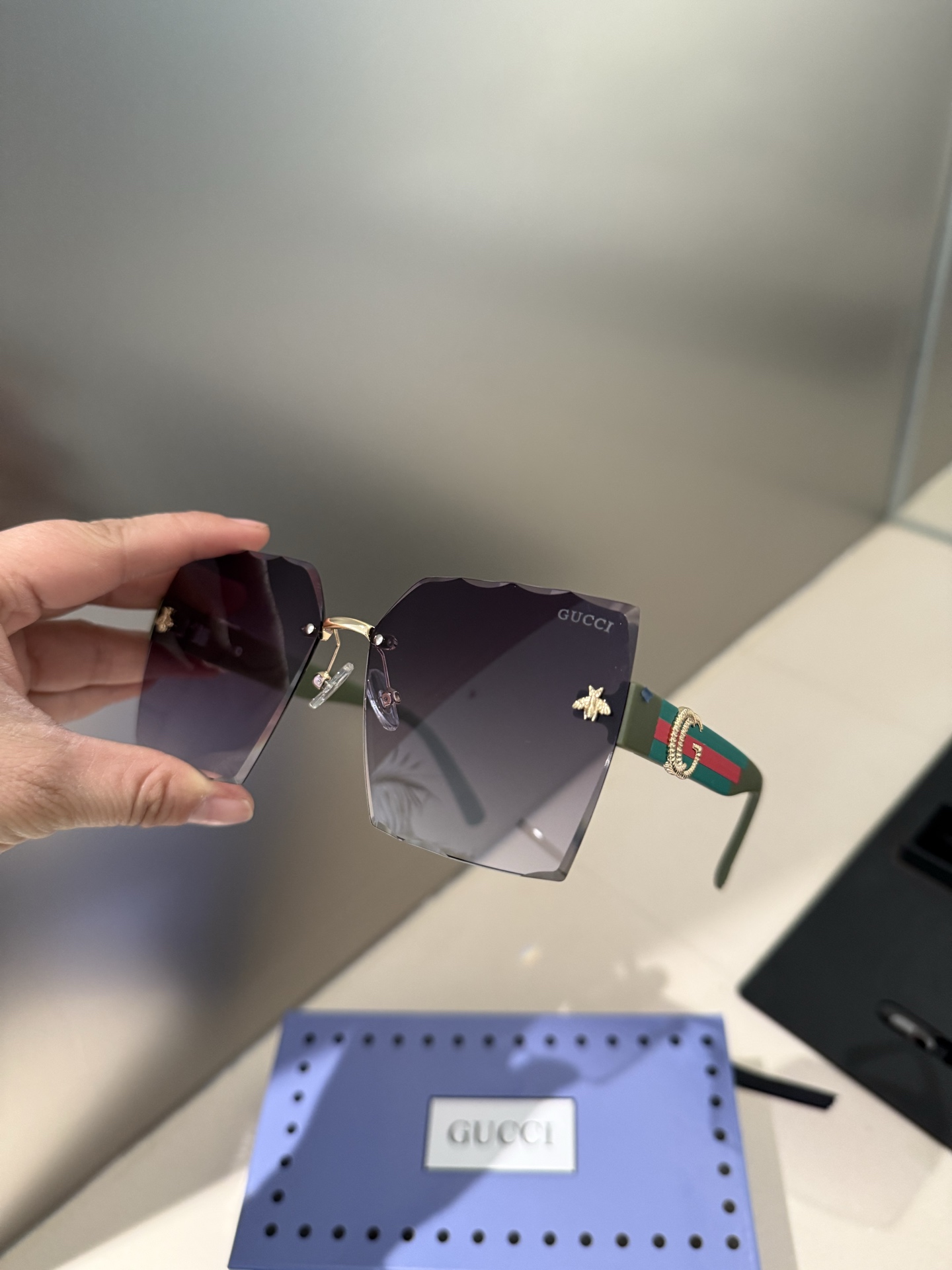 💰135💰Gucci【偏光系列】
2025新款偏光太阳镜 款式多 。
经典的方框设计，不挑脸型，无论搭配