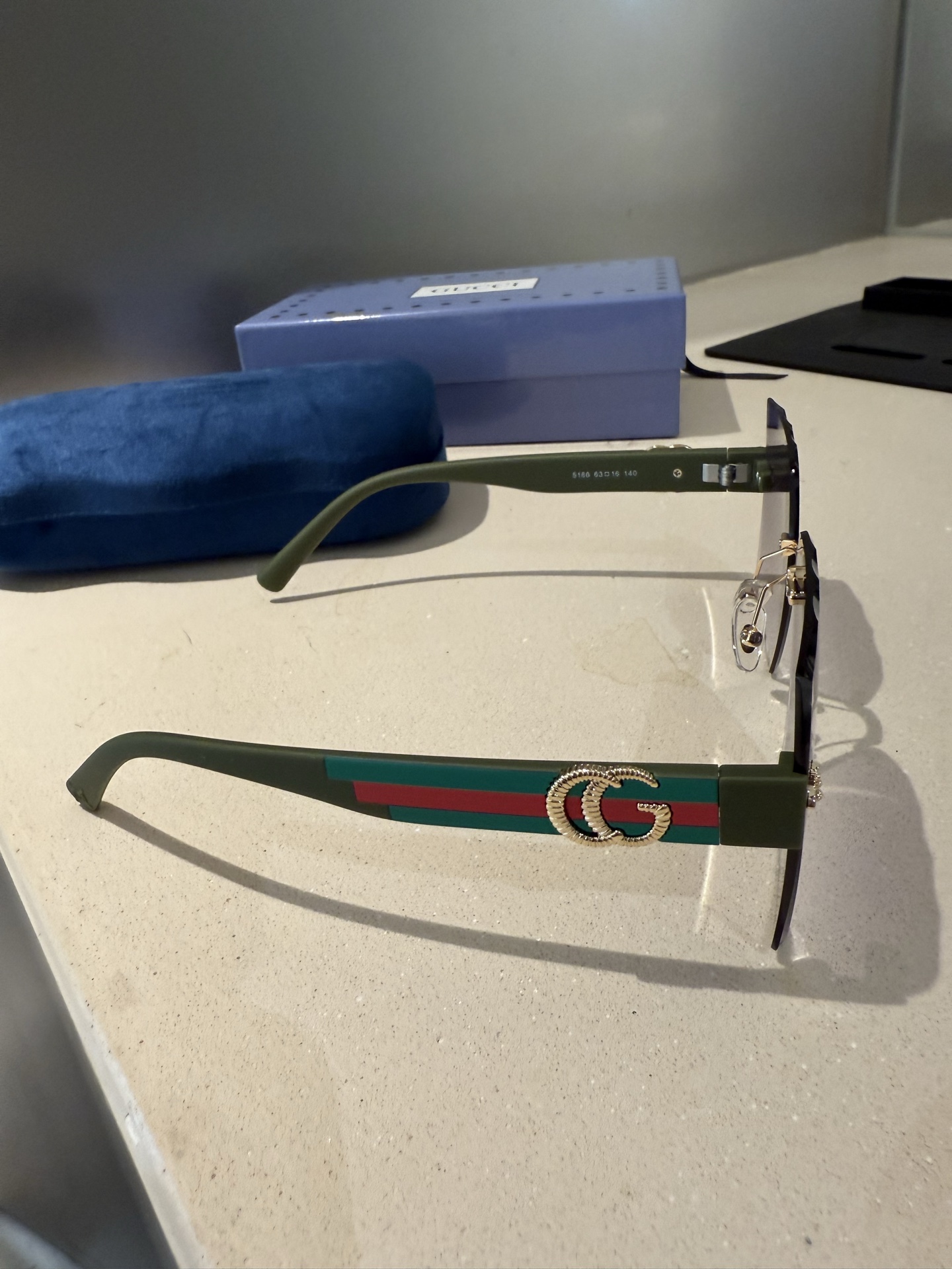 💰135💰Gucci【偏光系列】
2025新款偏光太阳镜 款式多 。
经典的方框设计，不挑脸型，无论搭配