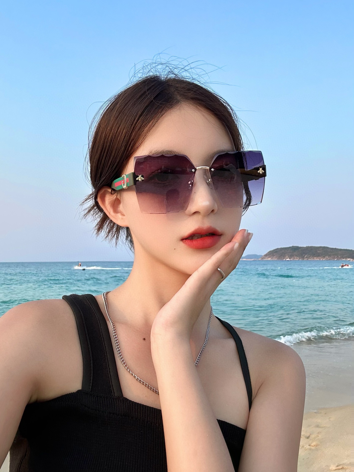 💰135💰Gucci【偏光系列】
2025新款偏光太阳镜 款式多 。
经典的方框设计，不挑脸型，无论搭配
