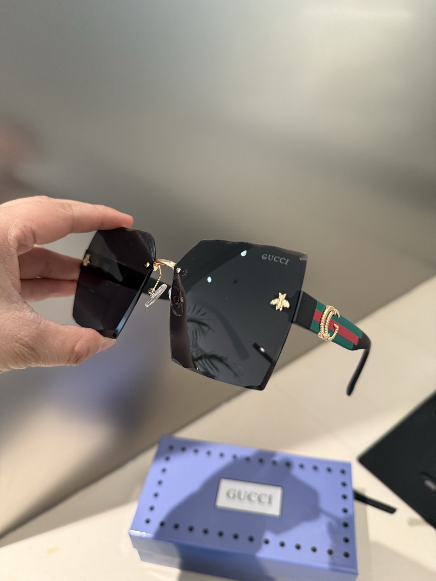 💰135💰Gucci【偏光系列】
2025新款偏光太阳镜 款式多 。
经典的方框设计，不挑脸型，无论搭配