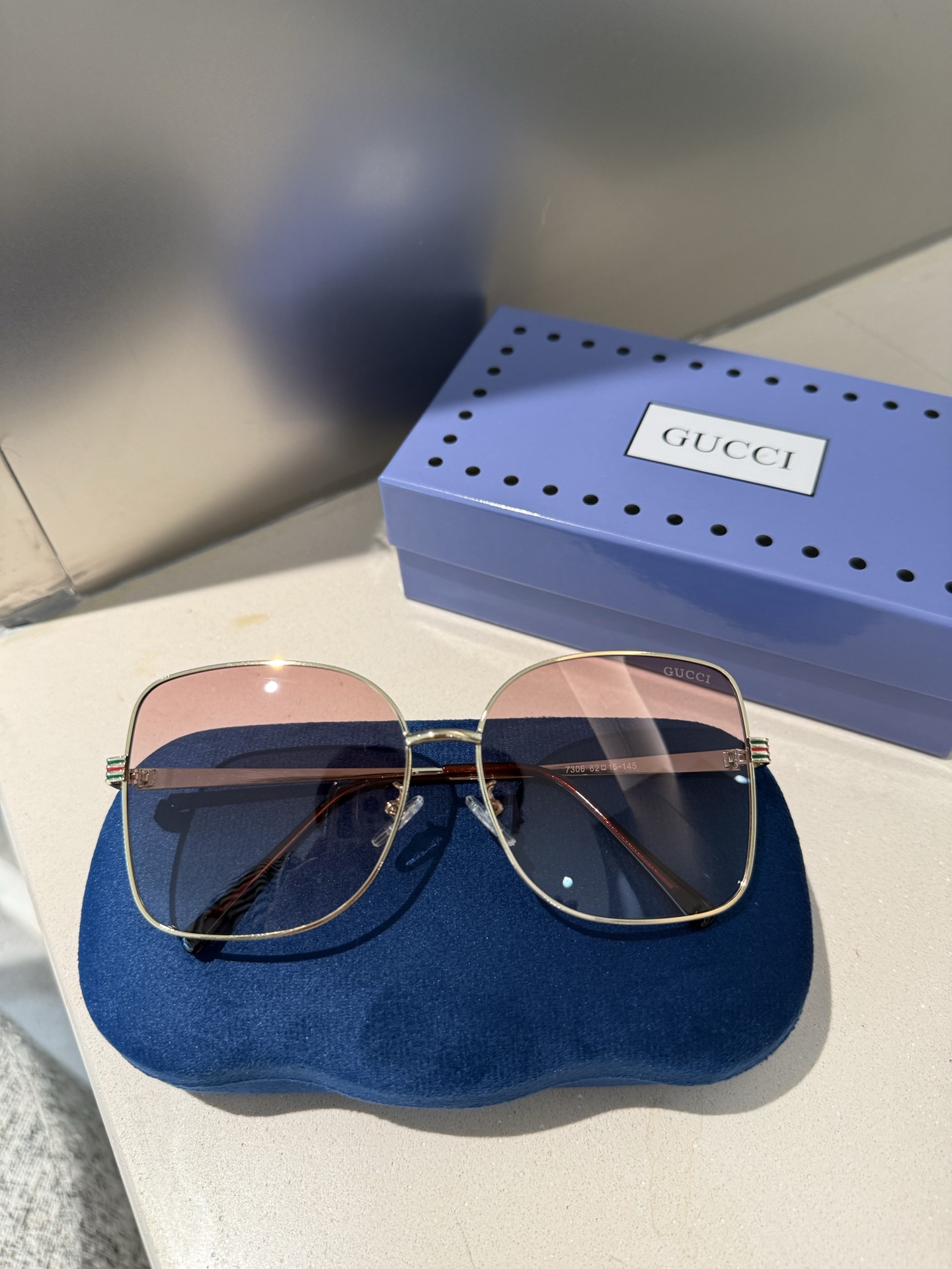 💰135💰Gucci【偏光系列】
2025新款偏光太阳镜 款式多 。
经典的方框设计，不挑脸型，无论搭配