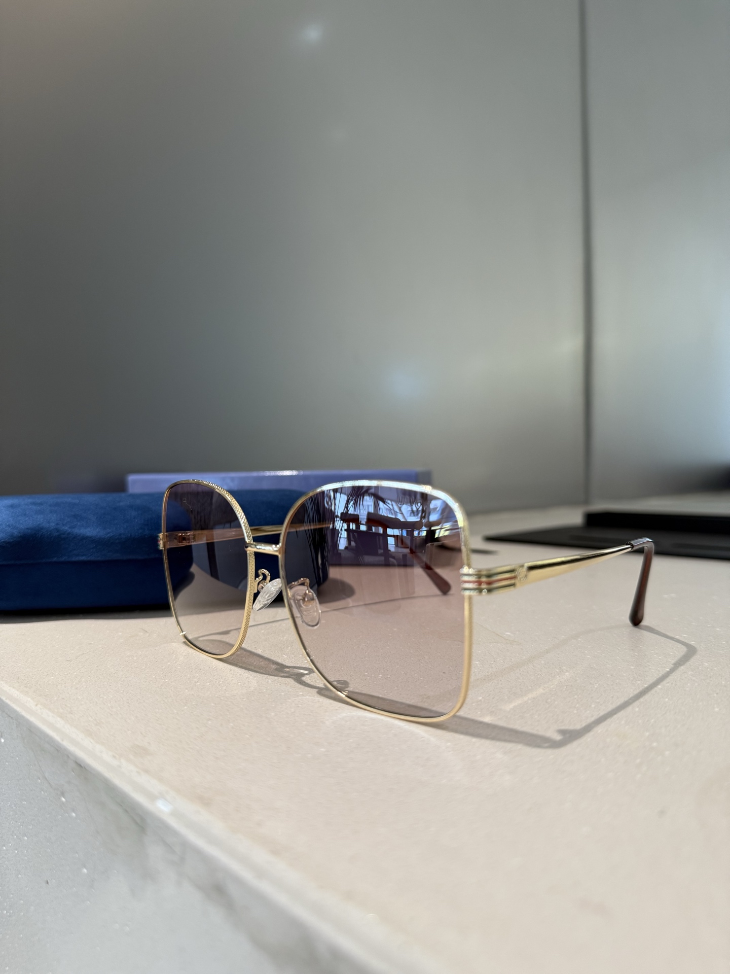 💰135💰Gucci【偏光系列】
2025新款偏光太阳镜 款式多 。
经典的方框设计，不挑脸型，无论搭配