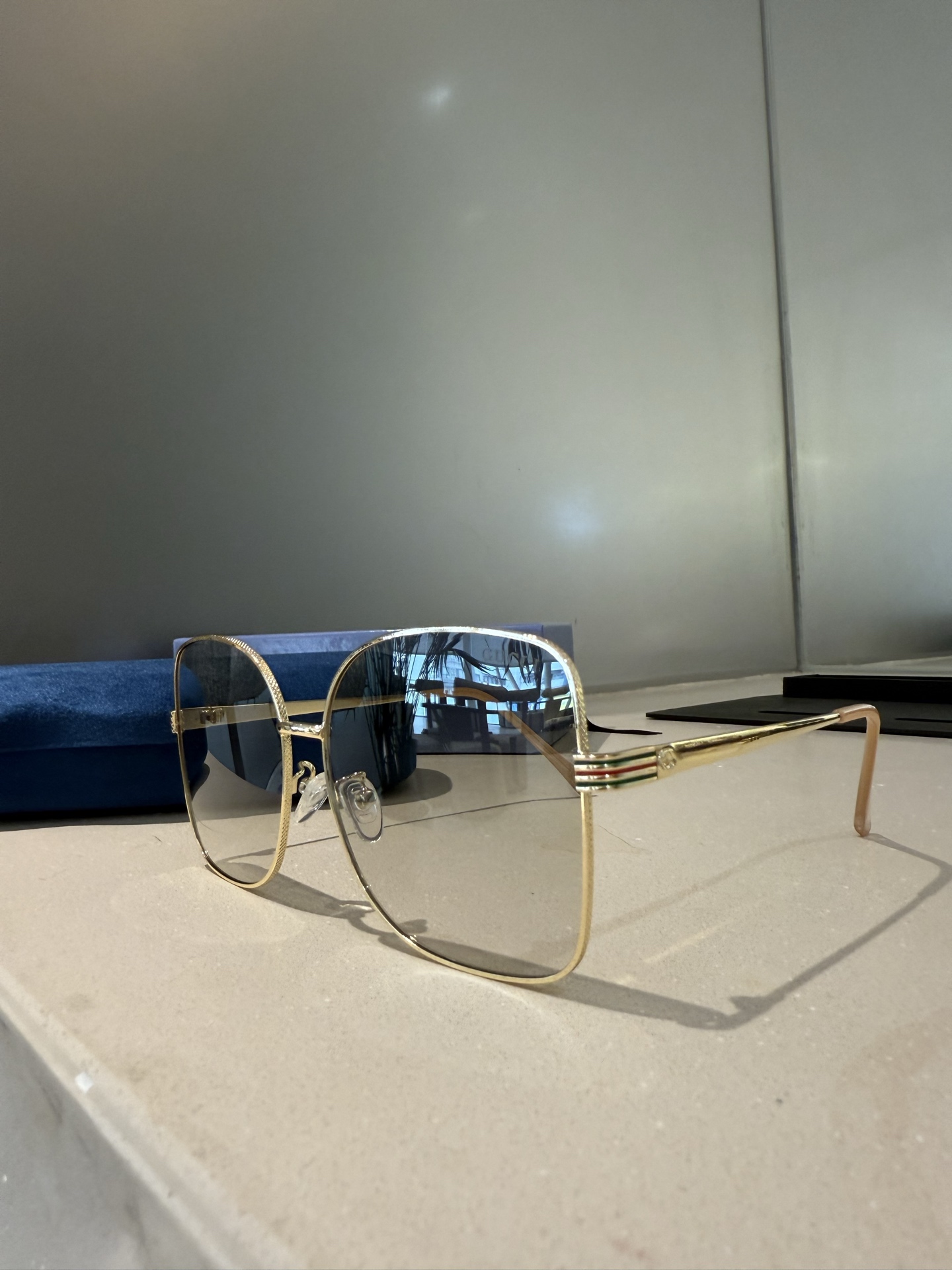 💰135💰Gucci【偏光系列】
2025新款偏光太阳镜 款式多 。
经典的方框设计，不挑脸型，无论搭配