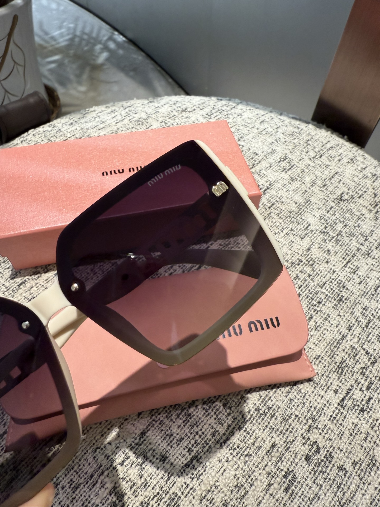 💰135💰miumiu【tr偏光系列】
2025新款偏光太阳镜 款式多 。
经典的方框设计，不挑脸型，无