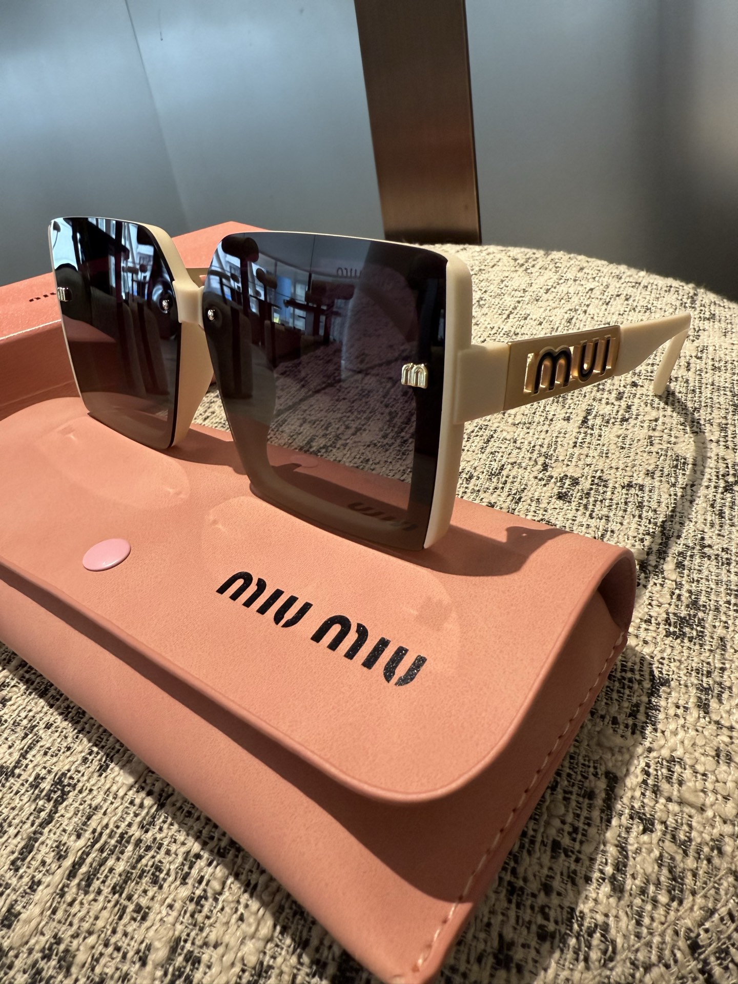 💰135💰miumiu【tr偏光系列】
2025新款偏光太阳镜 款式多 。
经典的方框设计，不挑脸型，无