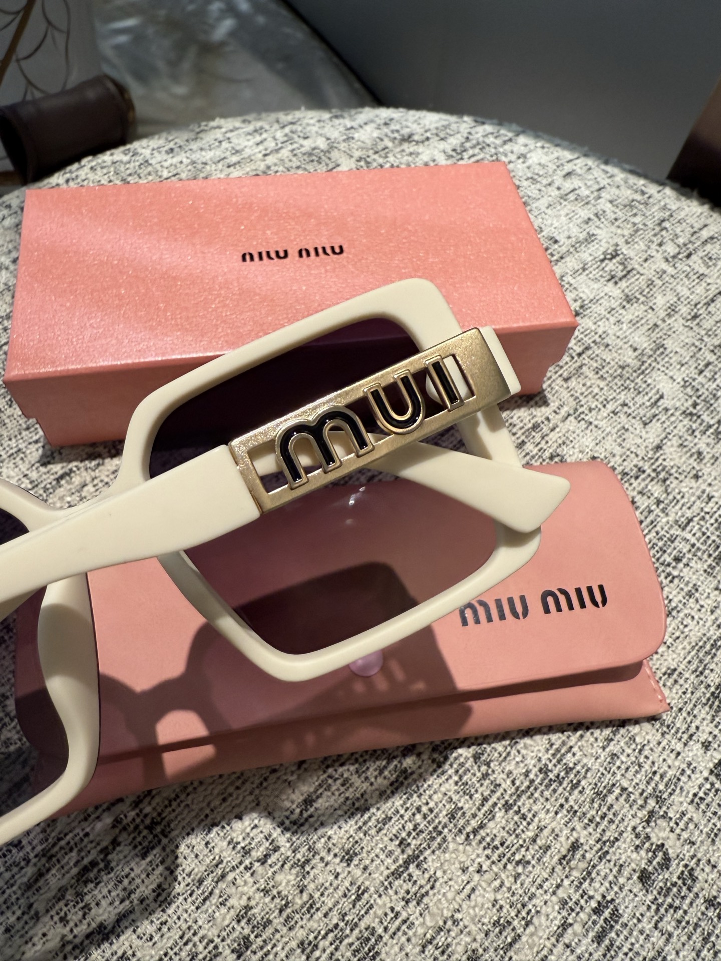 💰135💰miumiu【tr偏光系列】
2025新款偏光太阳镜 款式多 。
经典的方框设计，不挑脸型，无