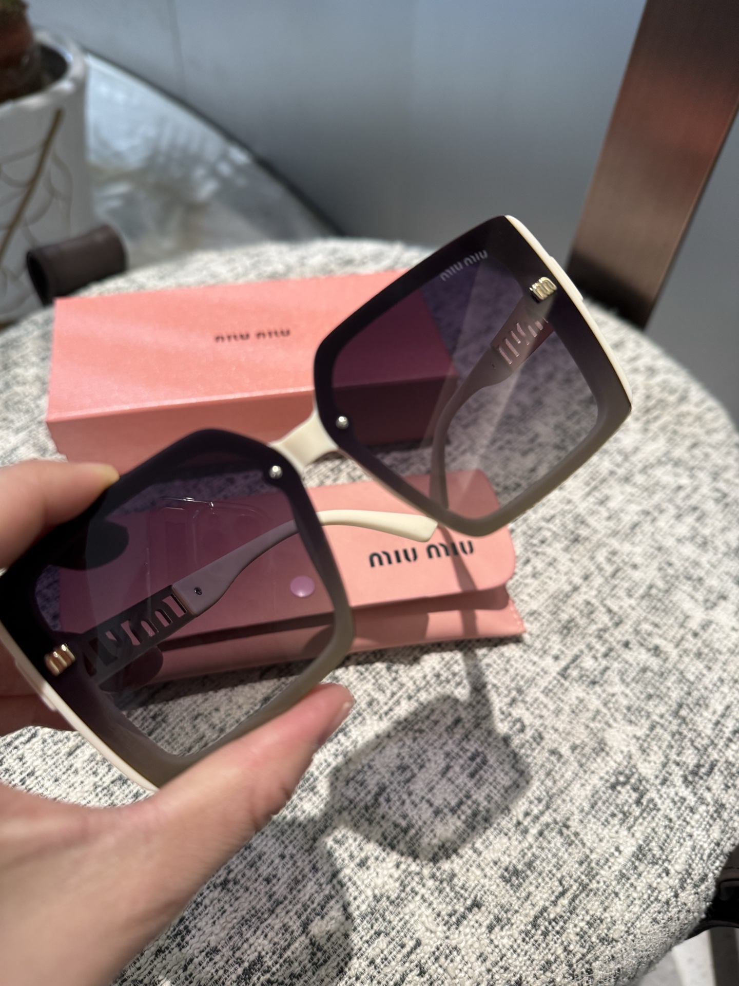 💰135💰miumiu【tr偏光系列】
2025新款偏光太阳镜 款式多 。
经典的方框设计，不挑脸型，无