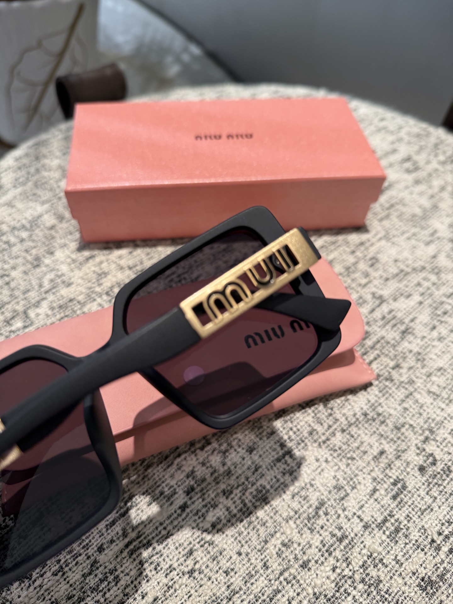 💰135💰miumiu【tr偏光系列】
2025新款偏光太阳镜 款式多 。
经典的方框设计，不挑脸型，无