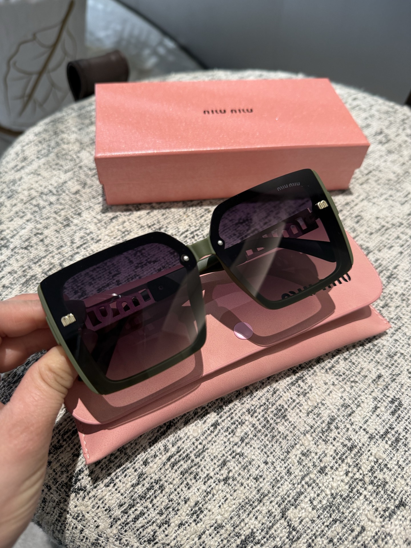 💰135💰miumiu【tr偏光系列】
2025新款偏光太阳镜 款式多 。
经典的方框设计，不挑脸型，无