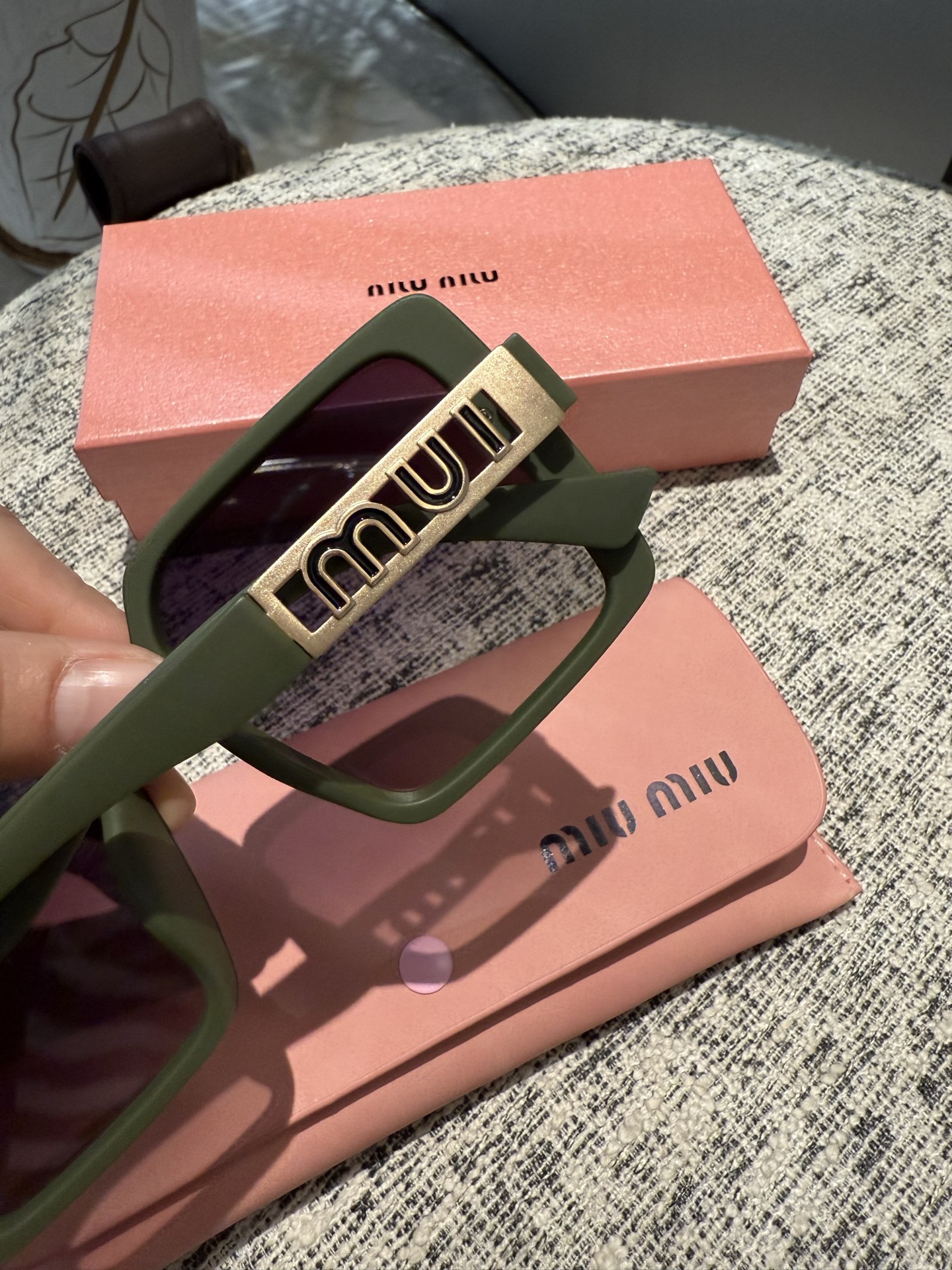 💰135💰miumiu【tr偏光系列】
2025新款偏光太阳镜 款式多 。
经典的方框设计，不挑脸型，无