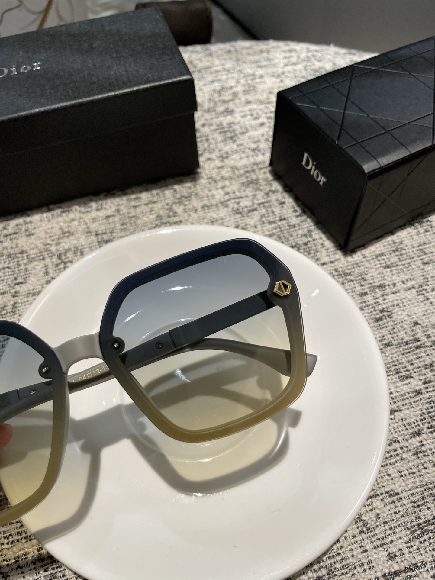 💰135💰Dior💌宝丽来树脂偏光镜😎新款小香太阳镜减轻强光负担🥰遮挡有害光线防辐射😊出行旅游搭配衣服必