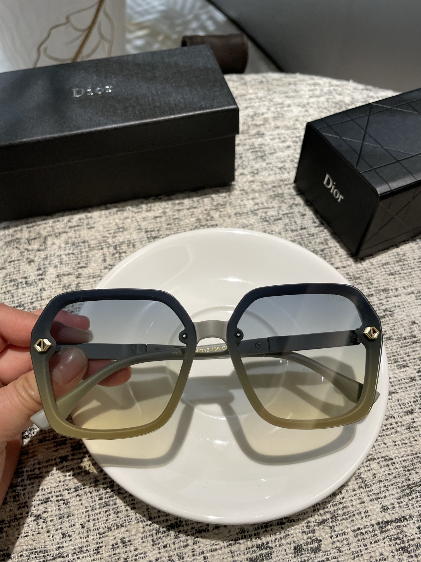 💰135💰Dior💌宝丽来树脂偏光镜😎新款小香太阳镜减轻强光负担🥰遮挡有害光线防辐射😊出行旅游搭配衣服必