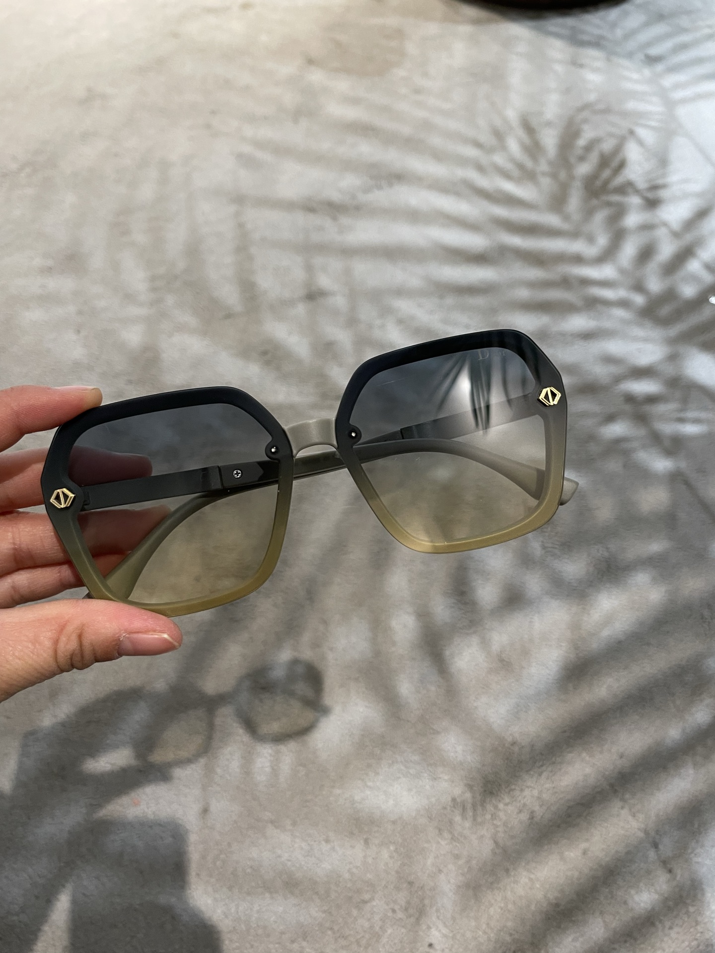 💰135💰Dior💌宝丽来树脂偏光镜😎新款小香太阳镜减轻强光负担🥰遮挡有害光线防辐射😊出行旅游搭配衣服必