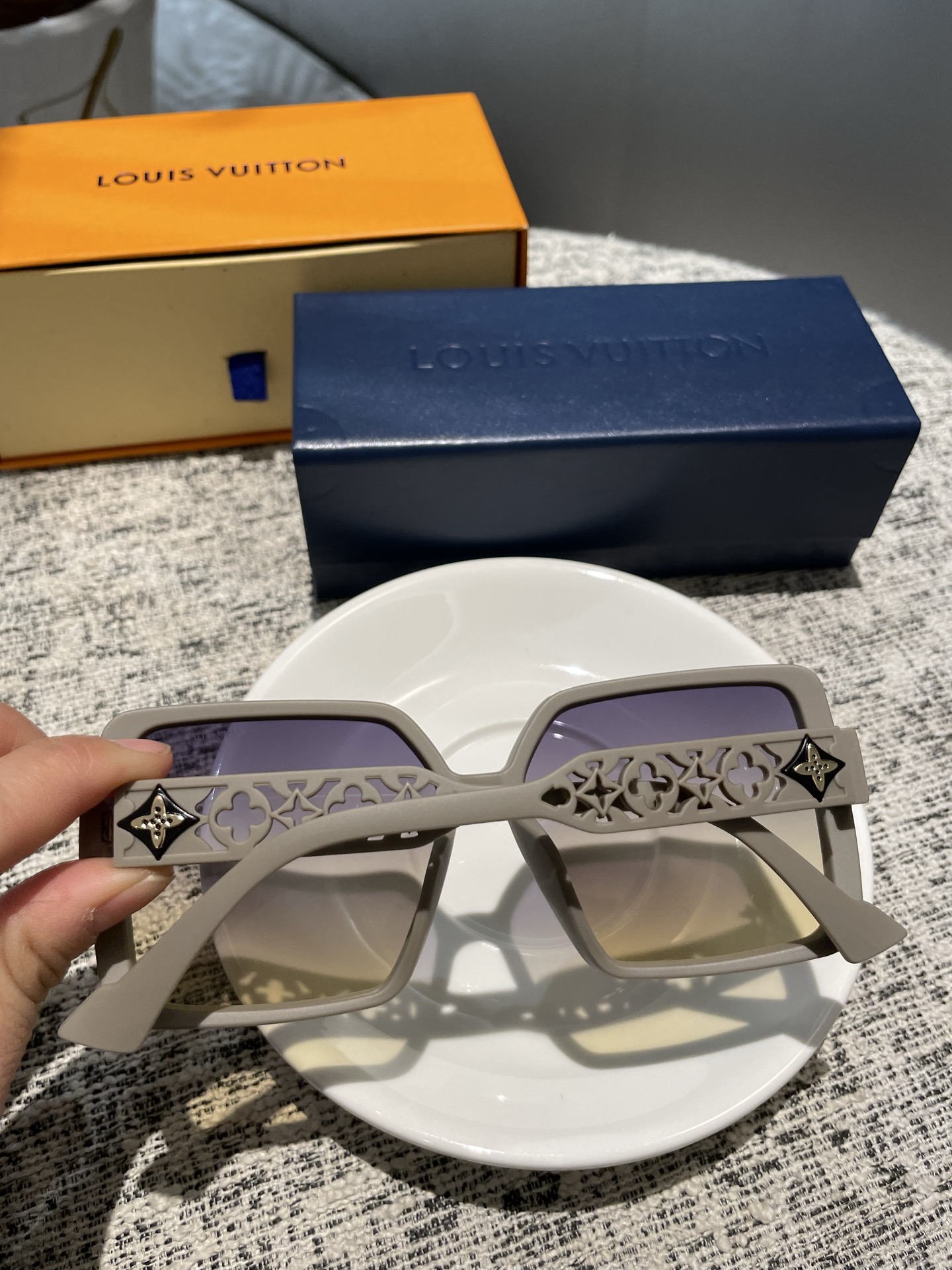 💰135💰L家女士墨镜🕶️ 高清尼龙偏光镜片👓经典四叶草元素🎉复古风 直播款3010