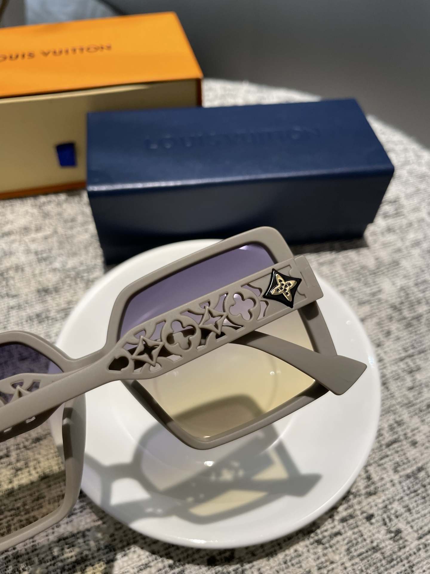 💰135💰L家女士墨镜🕶️ 高清尼龙偏光镜片👓经典四叶草元素🎉复古风 直播款3010