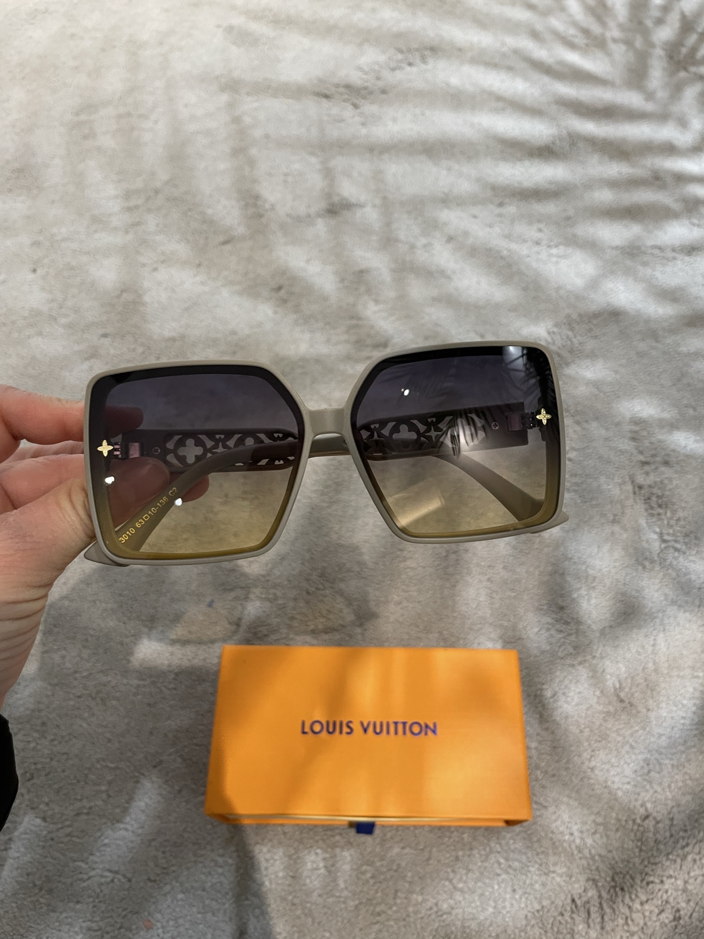 💰135💰L家女士墨镜🕶️ 高清尼龙偏光镜片👓经典四叶草元素🎉复古风 直播款3010