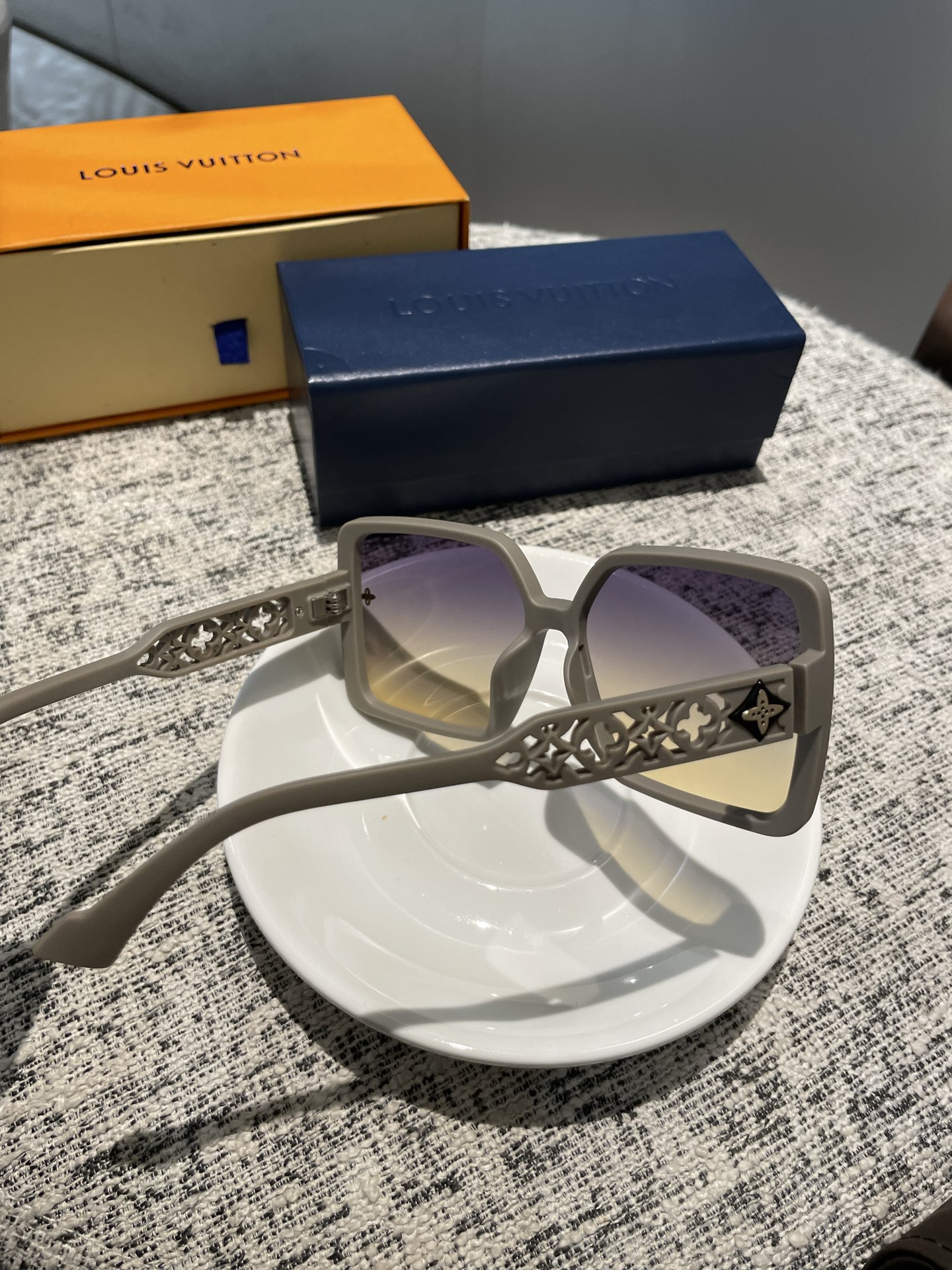 💰135💰L家女士墨镜🕶️ 高清尼龙偏光镜片👓经典四叶草元素🎉复古风 直播款3010