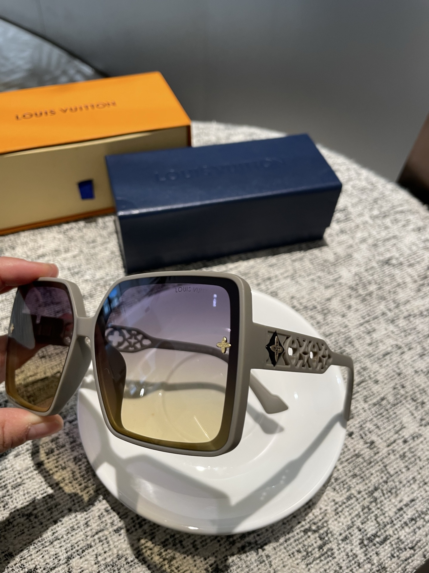 💰135💰L家女士墨镜🕶️ 高清尼龙偏光镜片👓经典四叶草元素🎉复古风 直播款3010