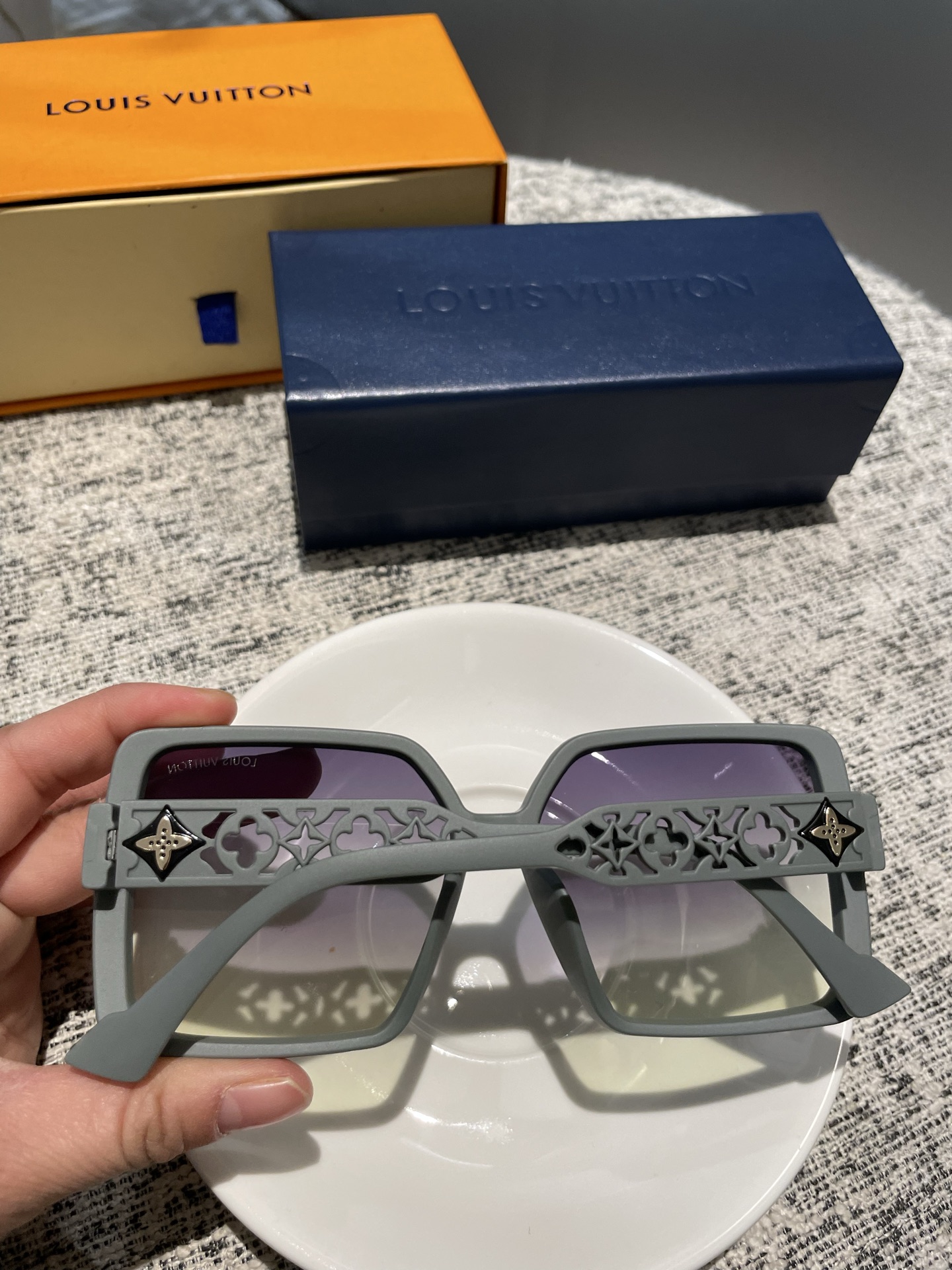 💰135💰L家女士墨镜🕶️ 高清尼龙偏光镜片👓经典四叶草元素🎉复古风 直播款3010