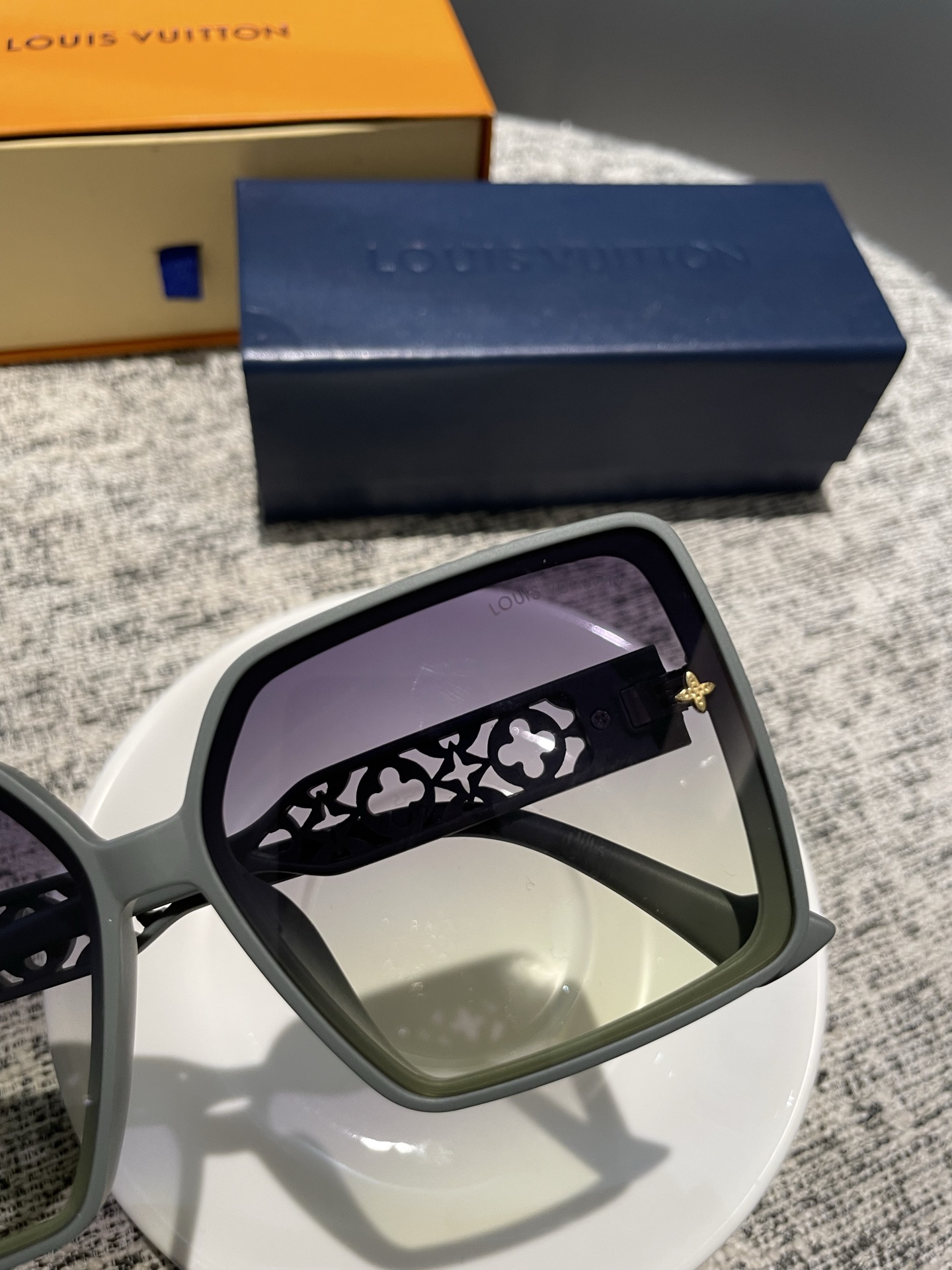 💰135💰L家女士墨镜🕶️ 高清尼龙偏光镜片👓经典四叶草元素🎉复古风 直播款3010