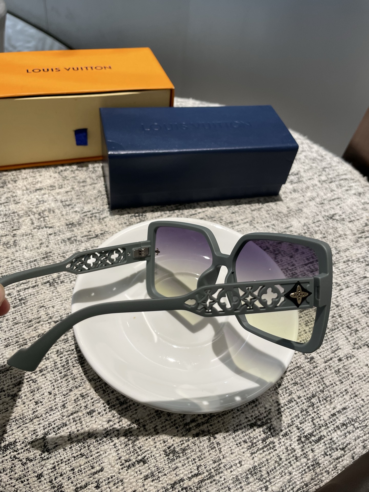 💰135💰L家女士墨镜🕶️ 高清尼龙偏光镜片👓经典四叶草元素🎉复古风 直播款3010