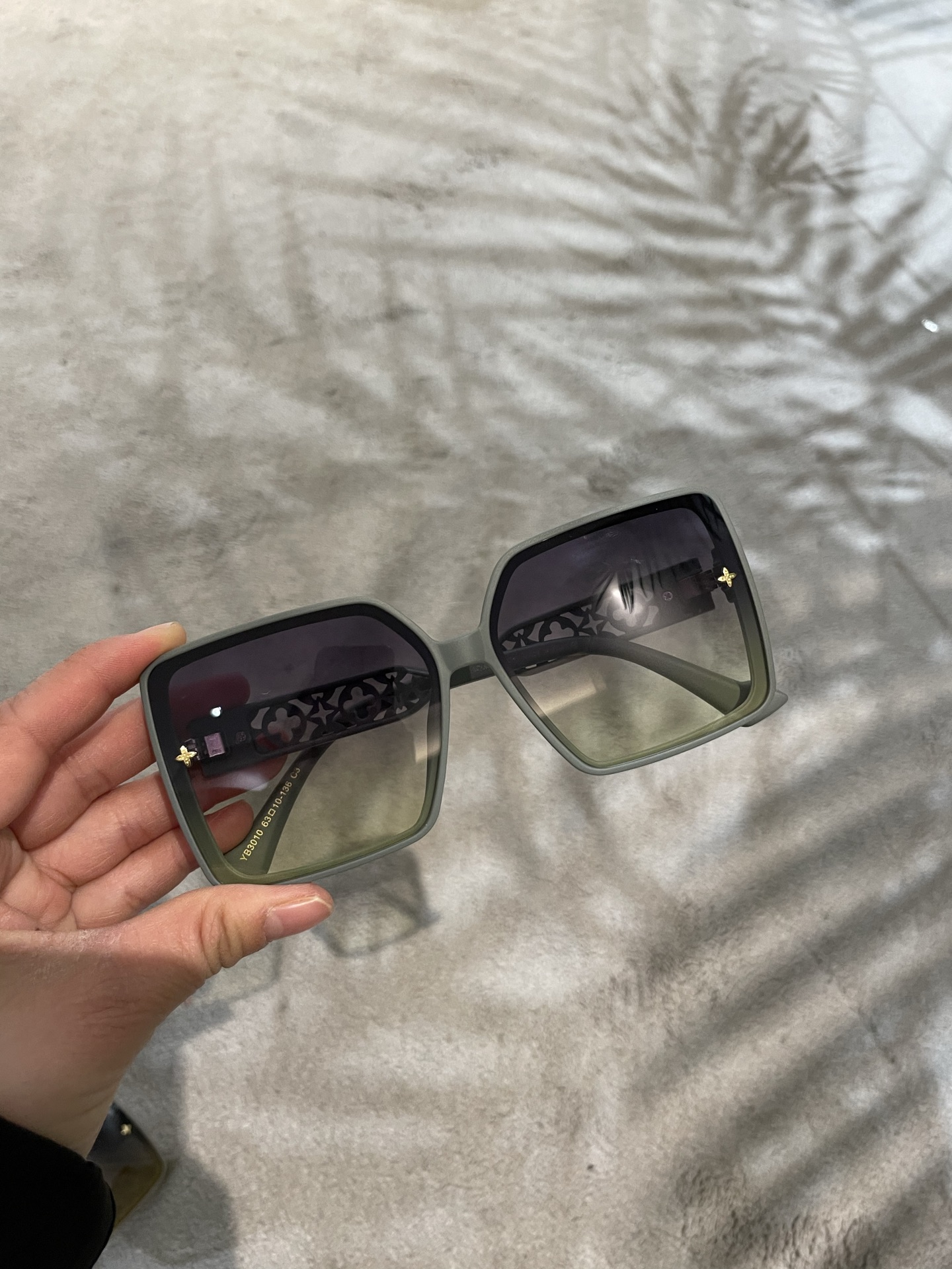 💰135💰L家女士墨镜🕶️ 高清尼龙偏光镜片👓经典四叶草元素🎉复古风 直播款3010
