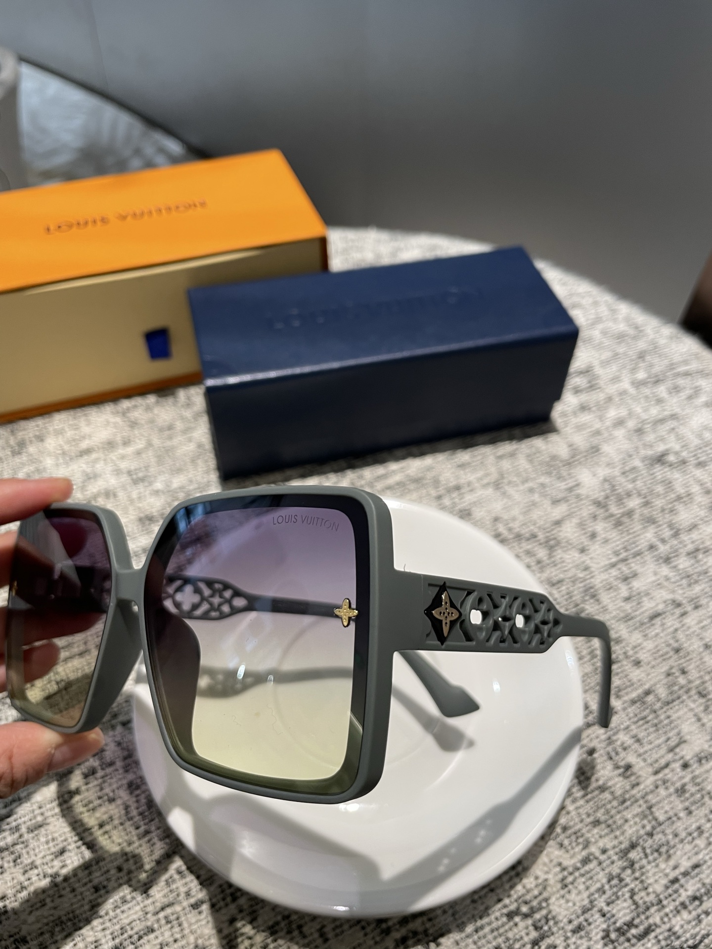 💰135💰L家女士墨镜🕶️ 高清尼龙偏光镜片👓经典四叶草元素🎉复古风 直播款3010