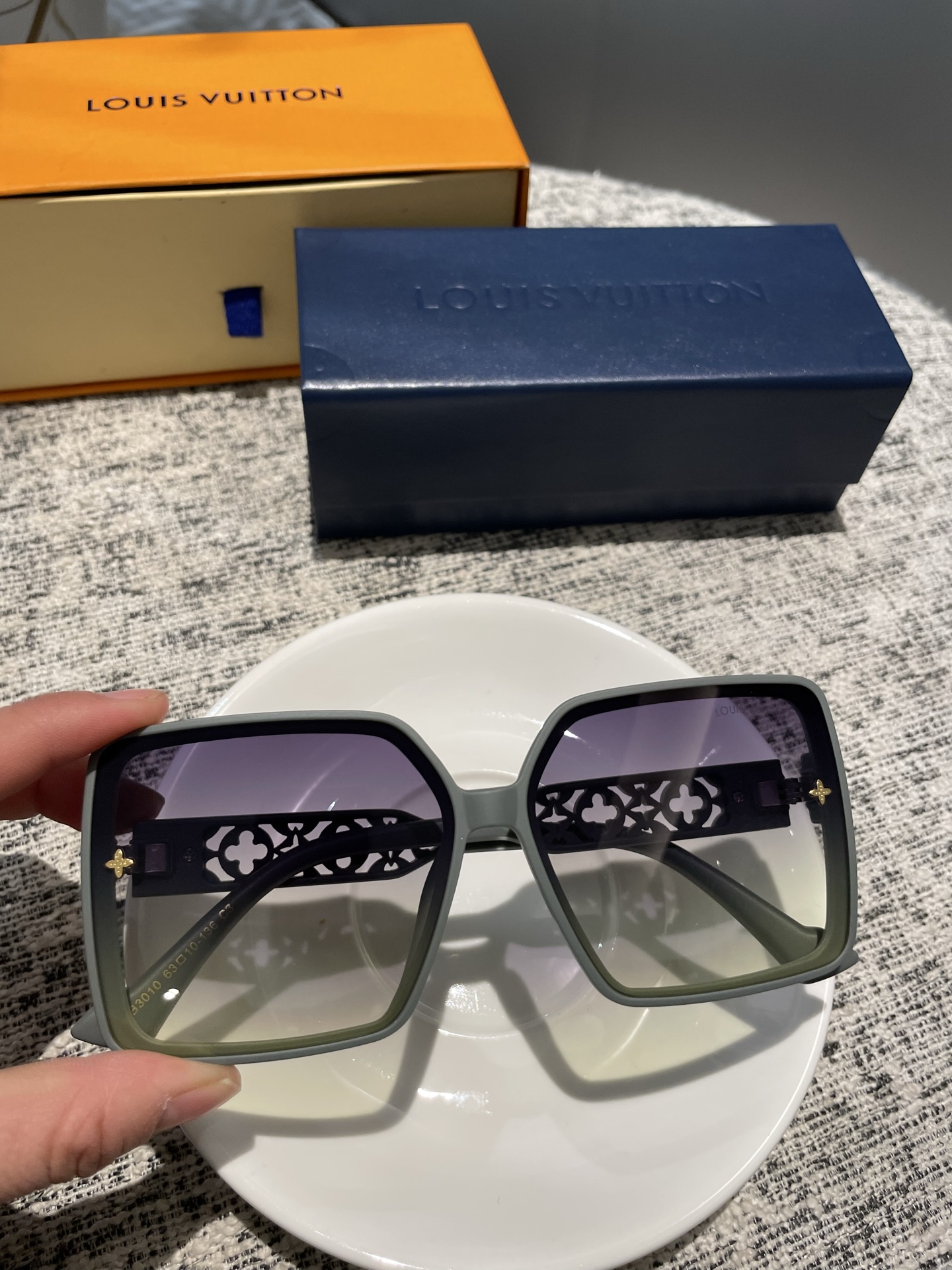 💰135💰L家女士墨镜🕶️ 高清尼龙偏光镜片👓经典四叶草元素🎉复古风 直播款3010