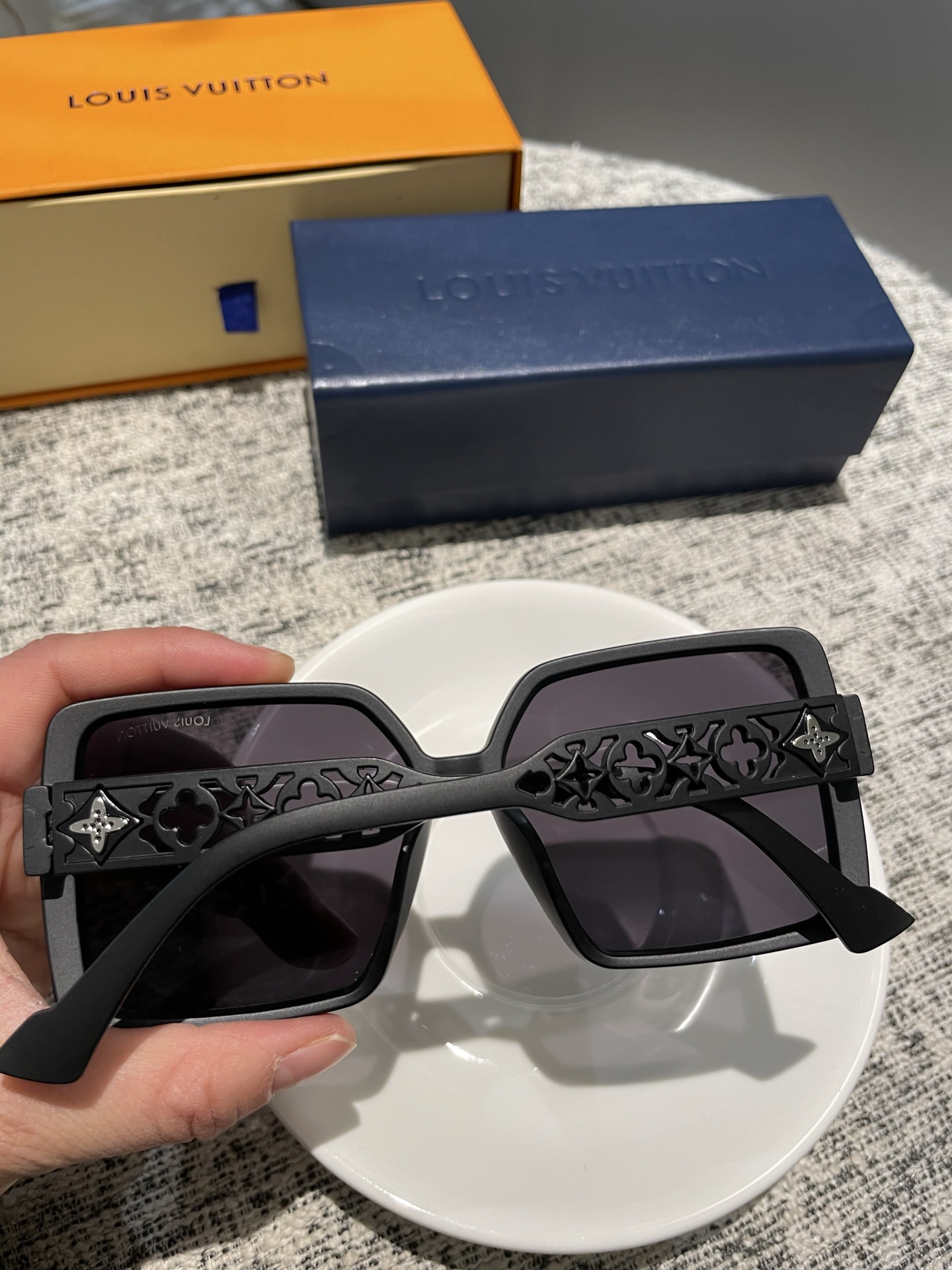 💰135💰L家女士墨镜🕶️ 高清尼龙偏光镜片👓经典四叶草元素🎉复古风 直播款3010