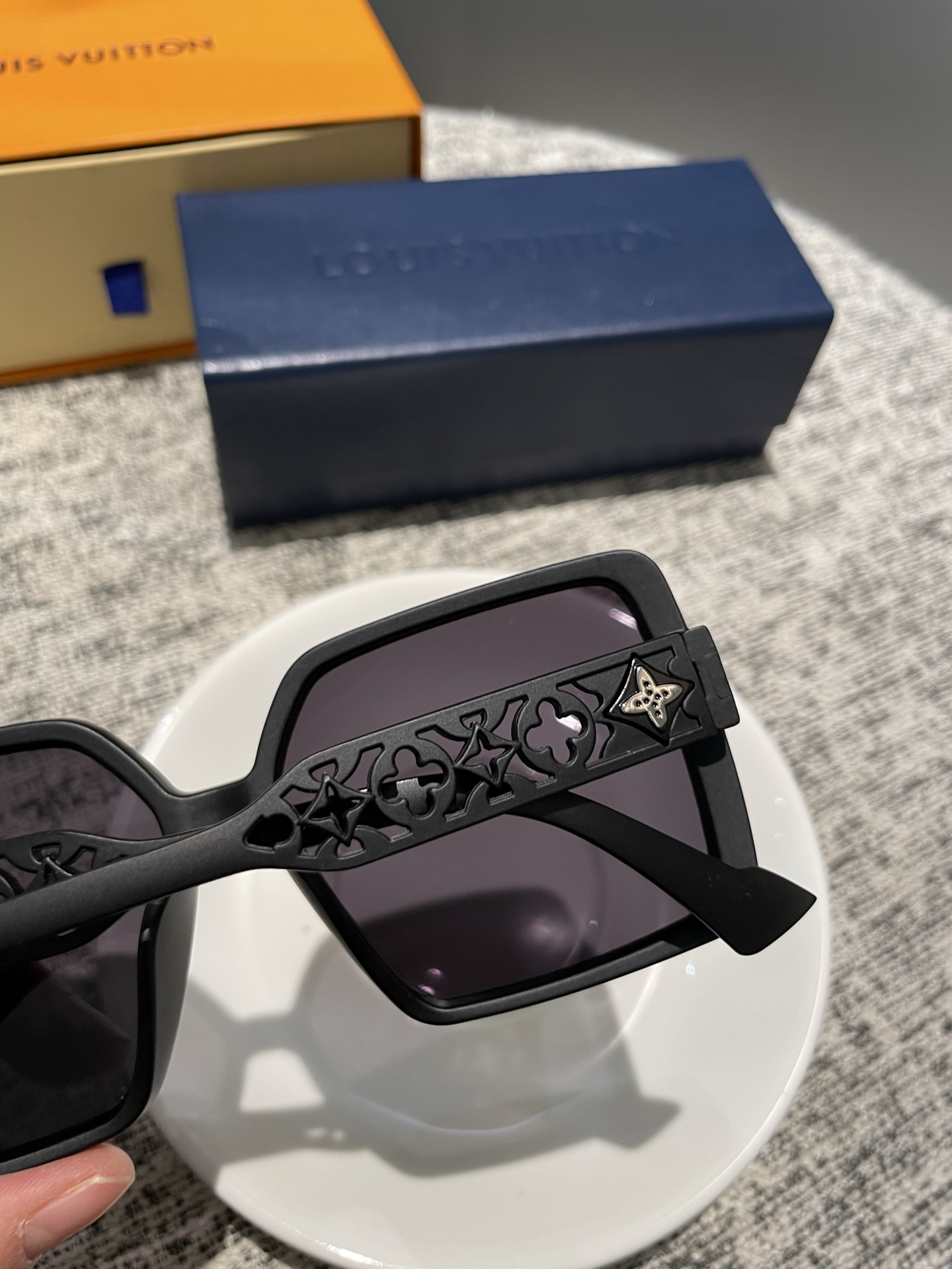 💰135💰L家女士墨镜🕶️ 高清尼龙偏光镜片👓经典四叶草元素🎉复古风 直播款3010