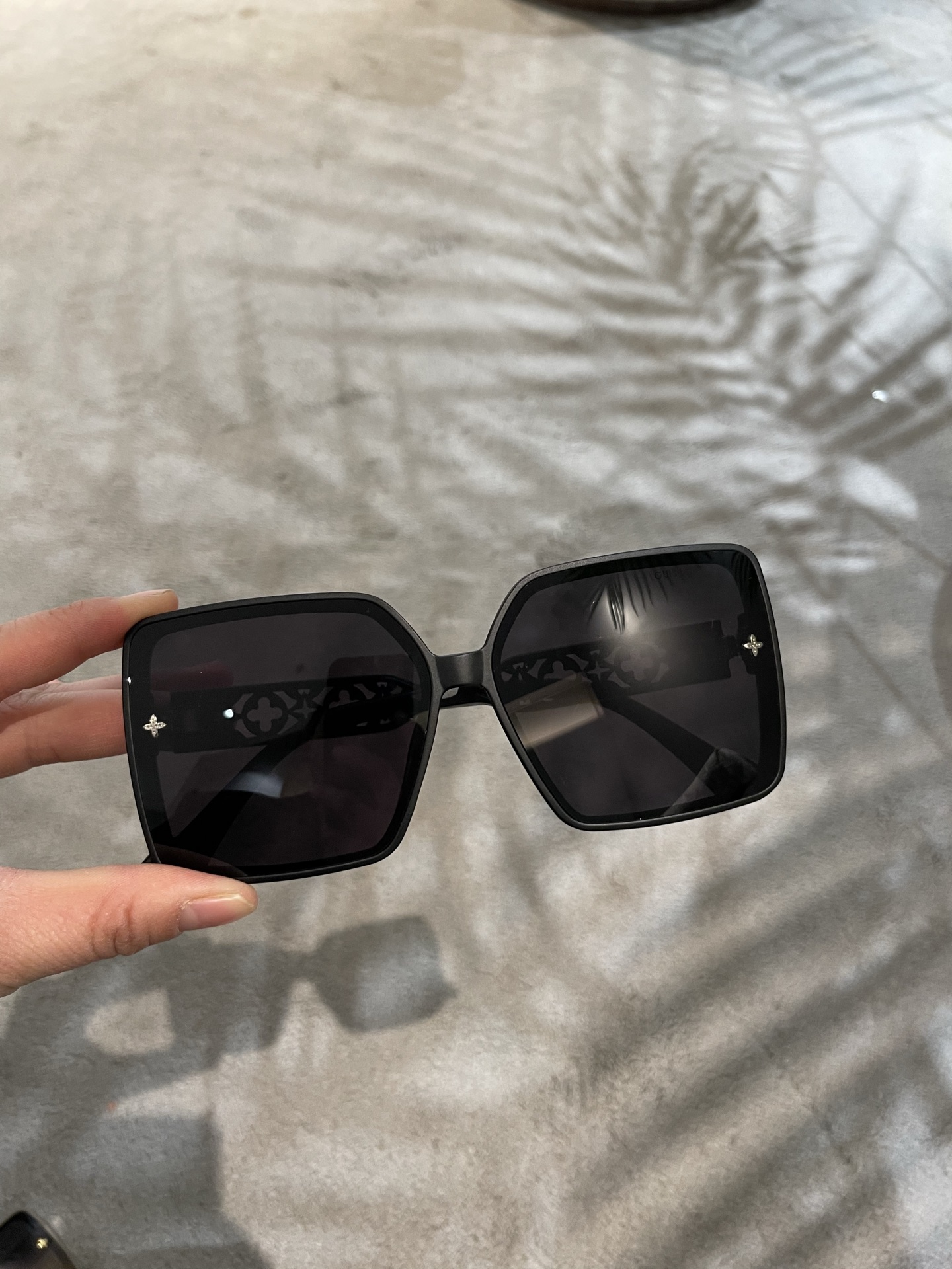 💰135💰L家女士墨镜🕶️ 高清尼龙偏光镜片👓经典四叶草元素🎉复古风 直播款3010