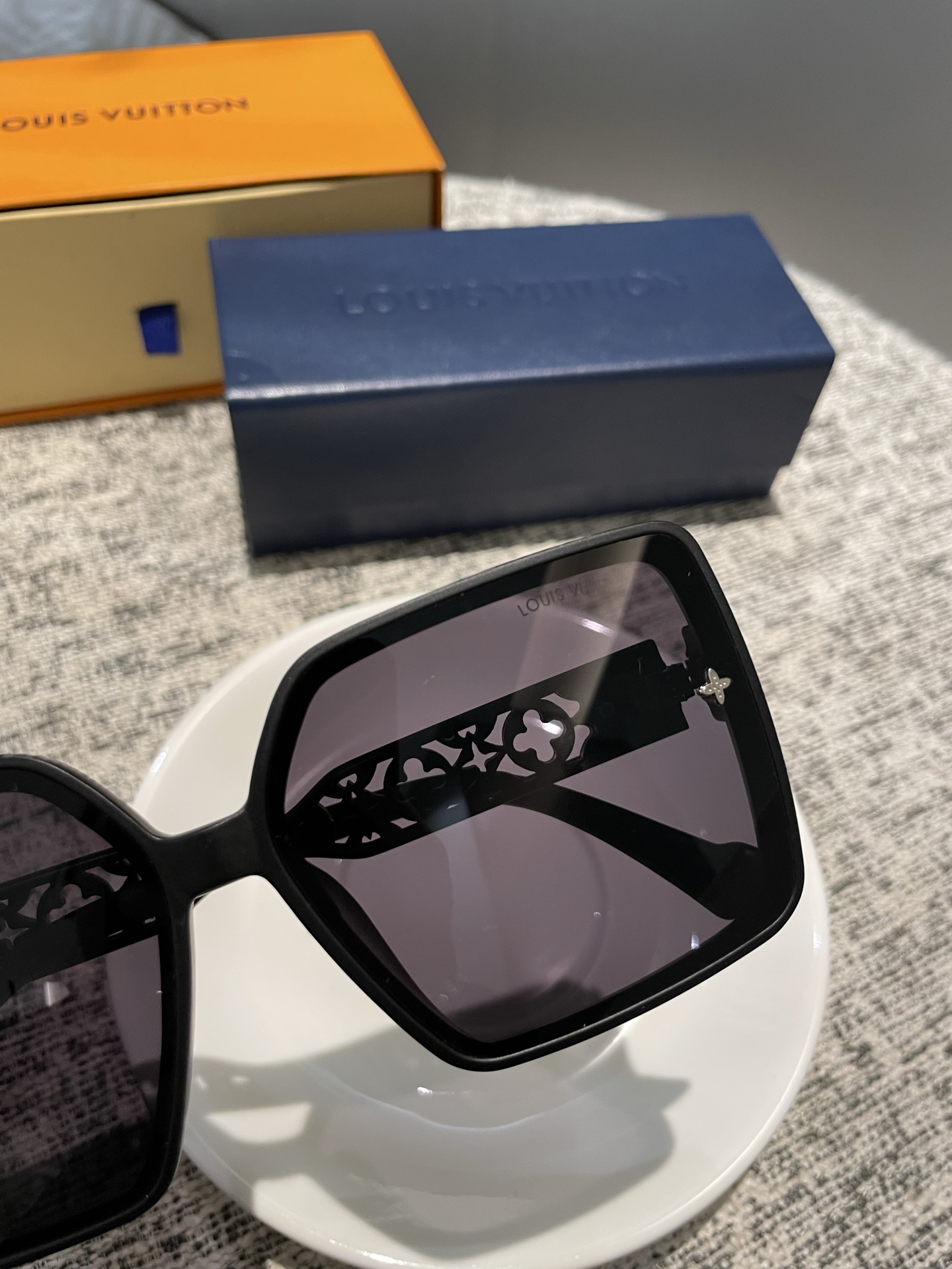 💰135💰L家女士墨镜🕶️ 高清尼龙偏光镜片👓经典四叶草元素🎉复古风 直播款3010